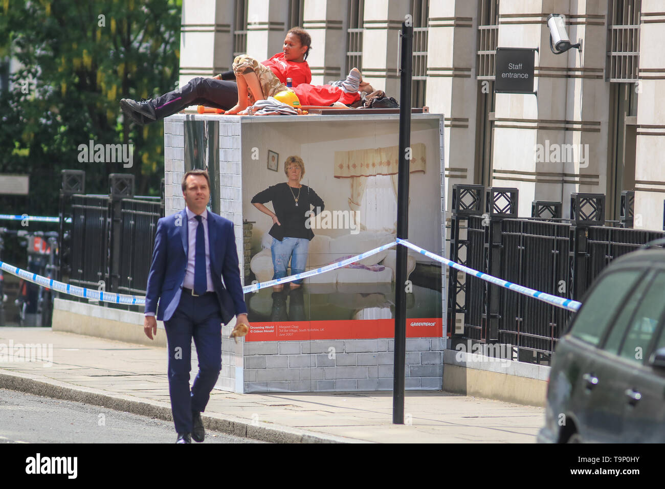 London, Großbritannien. 20 Mai, 2019. Greenpeaceaktivisten blockieren alle 5 Eingänge zu den Londoner BP Hauptquartier in St James's Square London mit großen Behältern, die dem Vernehmen nach weitere Aktivisten mit einer Wochen Lieferungen enthalten gegen Ölförderung von BP und die globalen Auswirkungen des Klimawandels Credit: Amer ghazzal/Alamy Leben Nachrichten zu protestieren Stockfoto