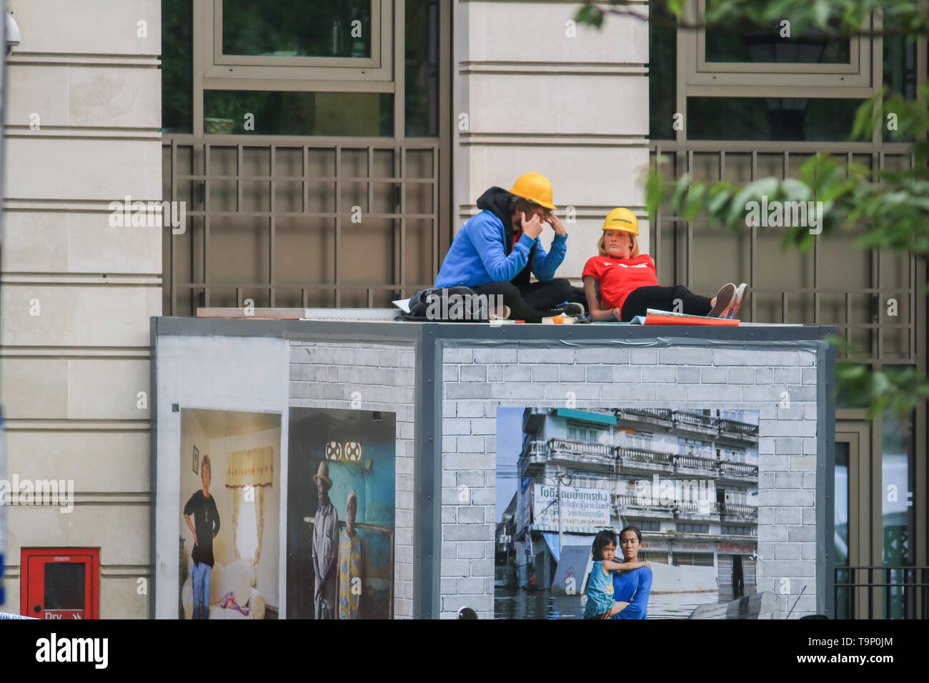 London, Großbritannien. 20 Mai, 2019. Greenpeaceaktivisten blockieren alle 5 Eingänge zu den Londoner BP Hauptquartier in St James's Square London mit großen Stein Blockaden, die dem Vernehmen nach weitere Aktivisten mit einer Wochen Lieferungen enthalten gegen Ölförderung von BP und die globalen Auswirkungen des Klimawandels Credit: Amer ghazzal/Alamy Leben Nachrichten zu protestieren Stockfoto