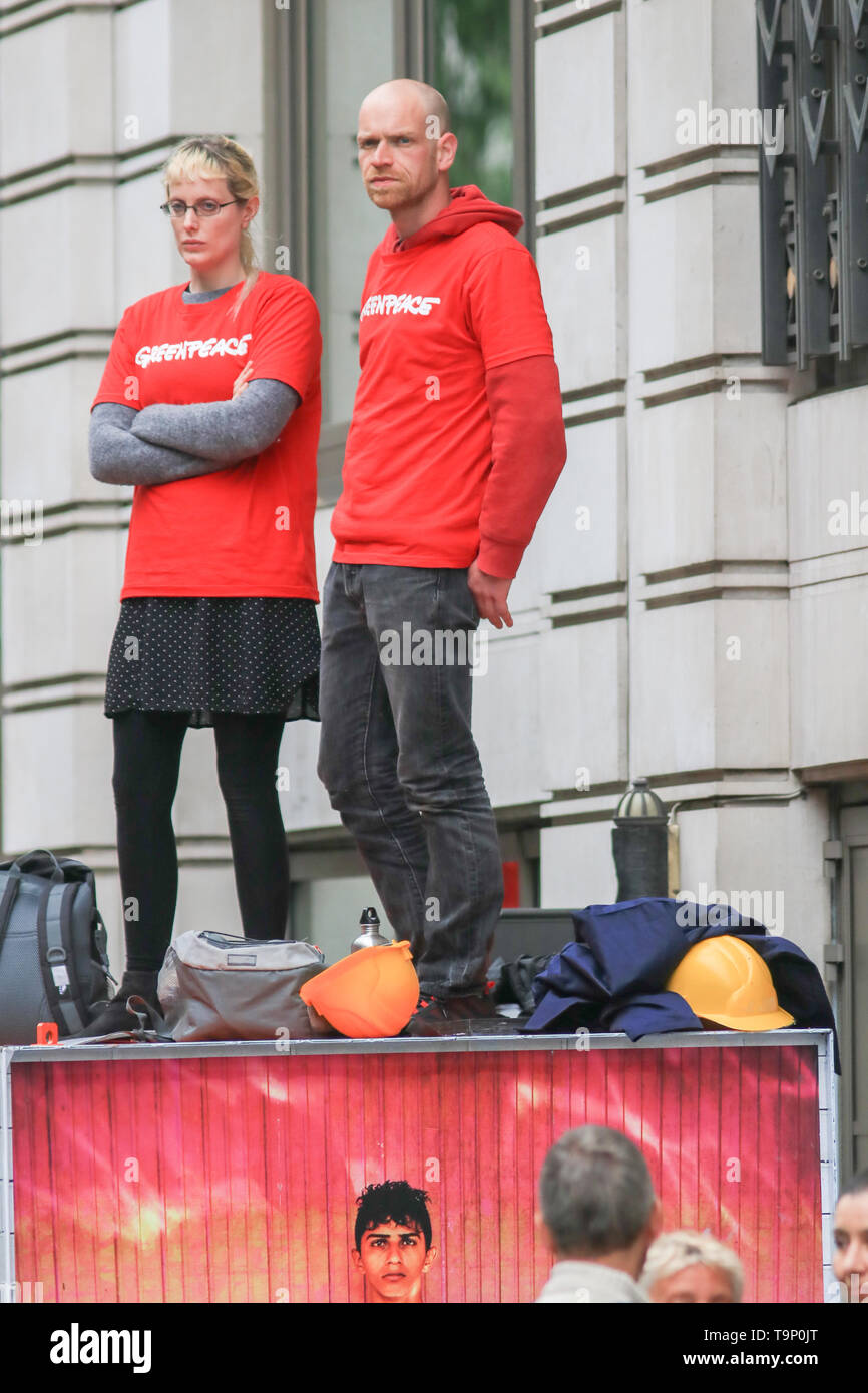 London, Großbritannien. 20 Mai, 2019. Greenpeaceaktivisten blockieren alle 5 Eingänge zu den Londoner BP Hauptquartier in St James's Square London mit großen Stein Blockaden, die dem Vernehmen nach weitere Aktivisten mit einer Wochen Lieferungen enthalten gegen Ölförderung von BP und die globalen Auswirkungen des Klimawandels Credit: Amer ghazzal/Alamy Leben Nachrichten zu protestieren Stockfoto