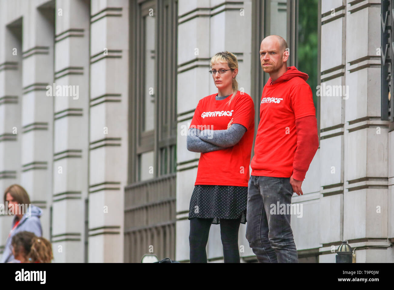London, Großbritannien. 20 Mai, 2019. Greenpeaceaktivisten blockieren alle 5 Eingänge zu den Londoner BP Hauptquartier in St James's Square London mit großen Stein Blockaden, die dem Vernehmen nach weitere Aktivisten mit einer Wochen Lieferungen enthalten gegen Ölförderung von BP und die globalen Auswirkungen des Klimawandels Credit: Amer ghazzal/Alamy Leben Nachrichten zu protestieren Stockfoto