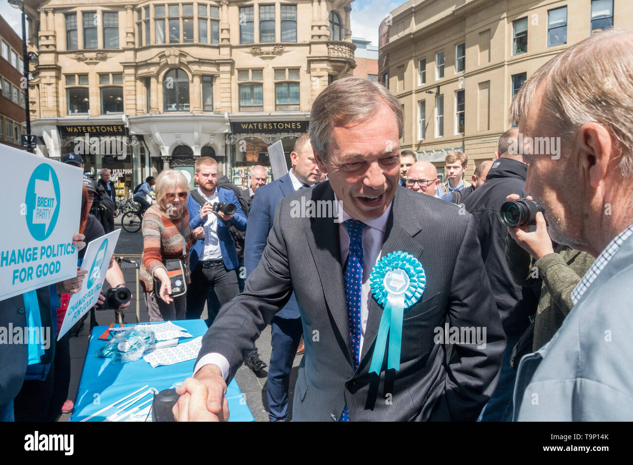 Newcastle upon Tyne, Großbritannien. 20. Mai 2019. UK. Nigel Farage Chats zu Unterstützern und Mitgliedern der Öffentlichkeit Minuten vor dem einem Milchshake über ihn geworfen, während der Kampagne für die Brexit Partei in Newcastle City Centre. Credit: Alan Dawson/Alamy leben Nachrichten Stockfoto