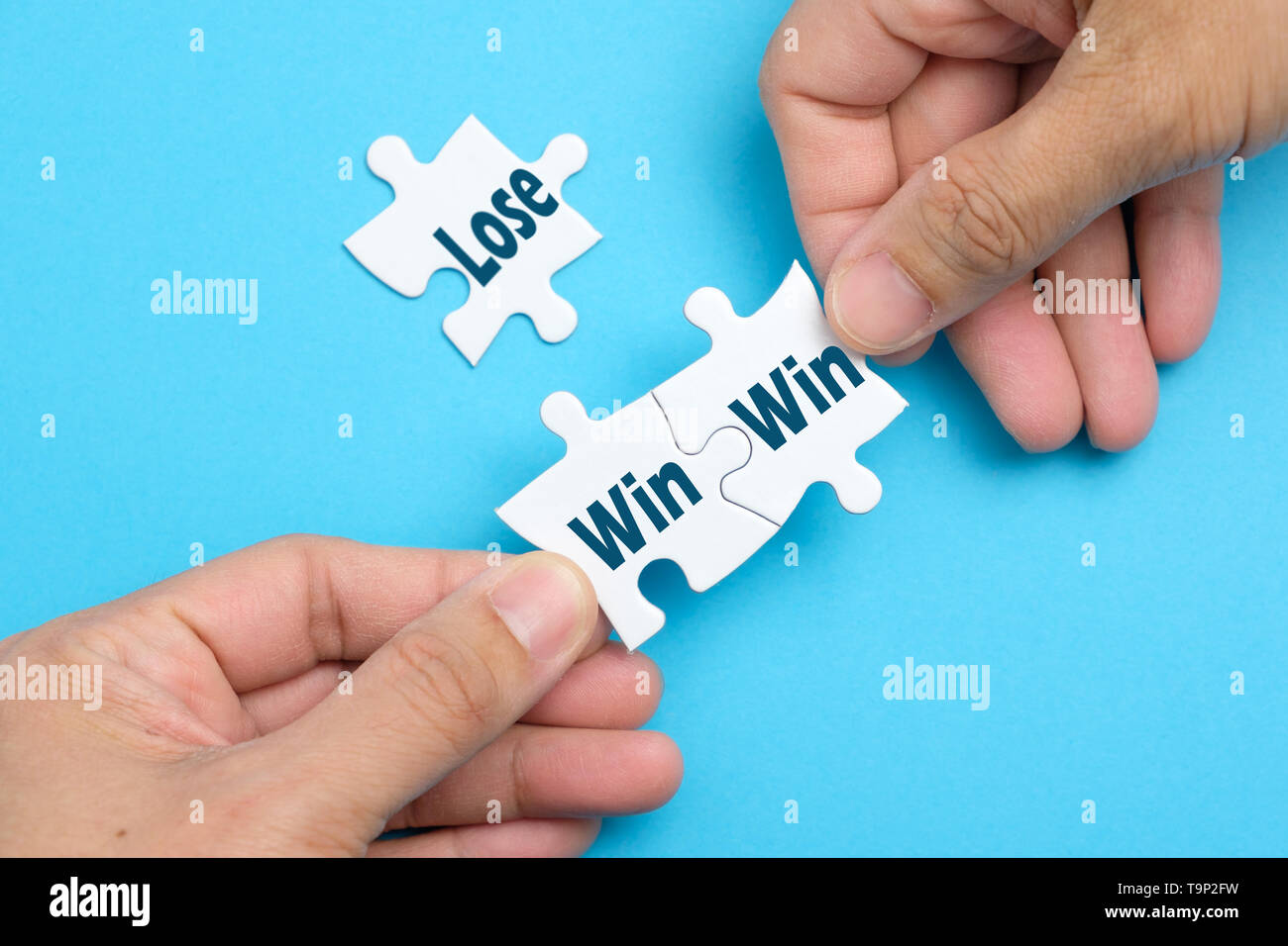 Win Win Situation auf weißem Puzzle Stockfoto