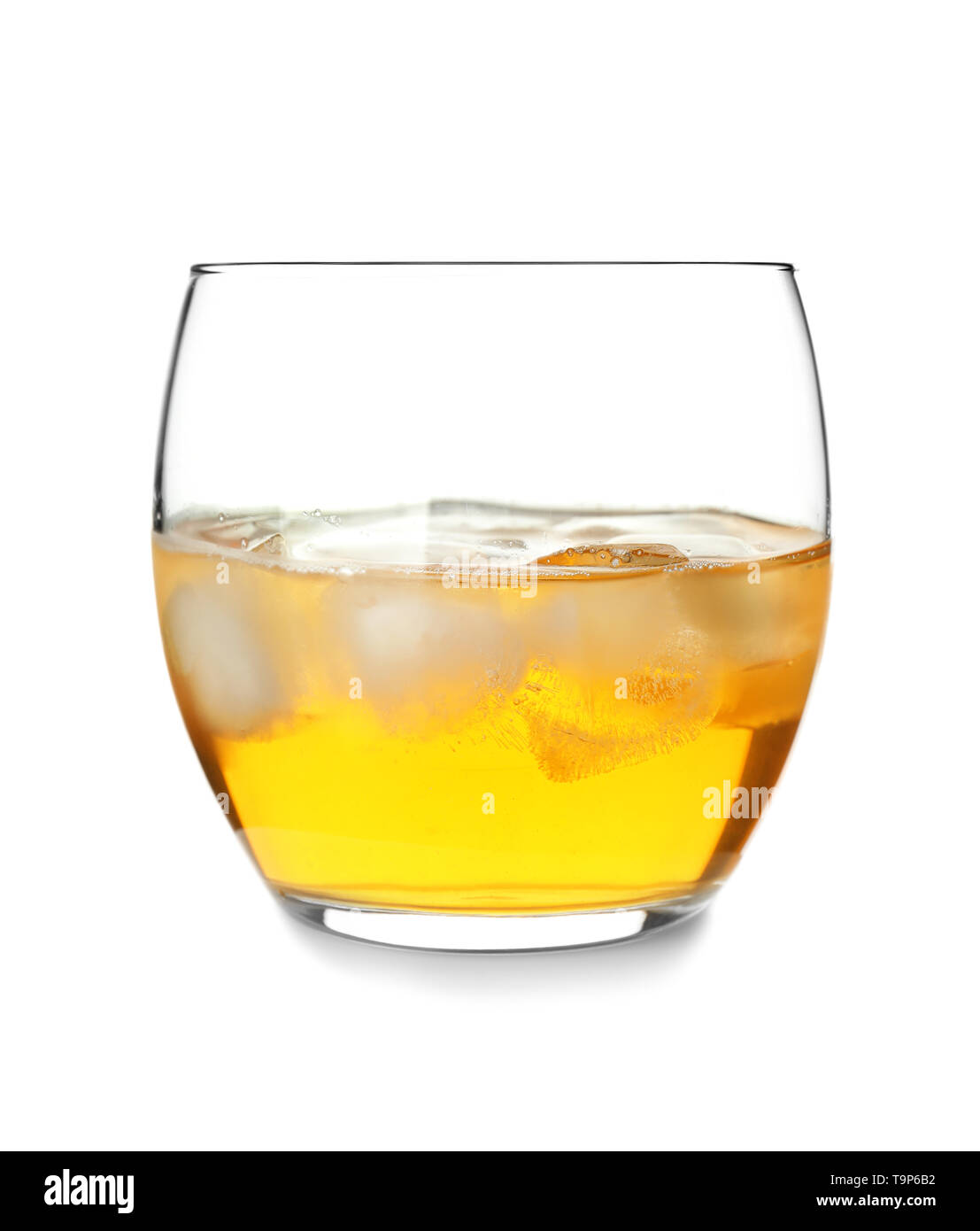 Glas kalten Whiskey auf weißem Hintergrund Stockfoto
