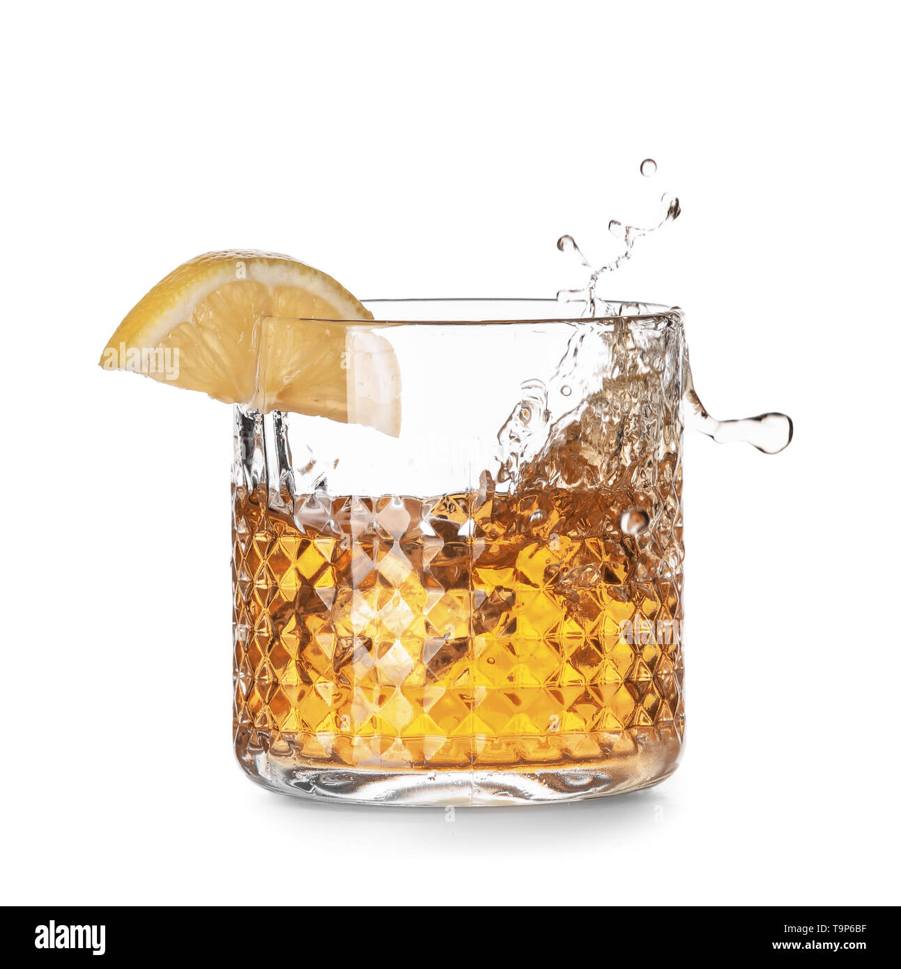 Glas kalten Whiskey mit Spritzern auf weißem Hintergrund Stockfoto