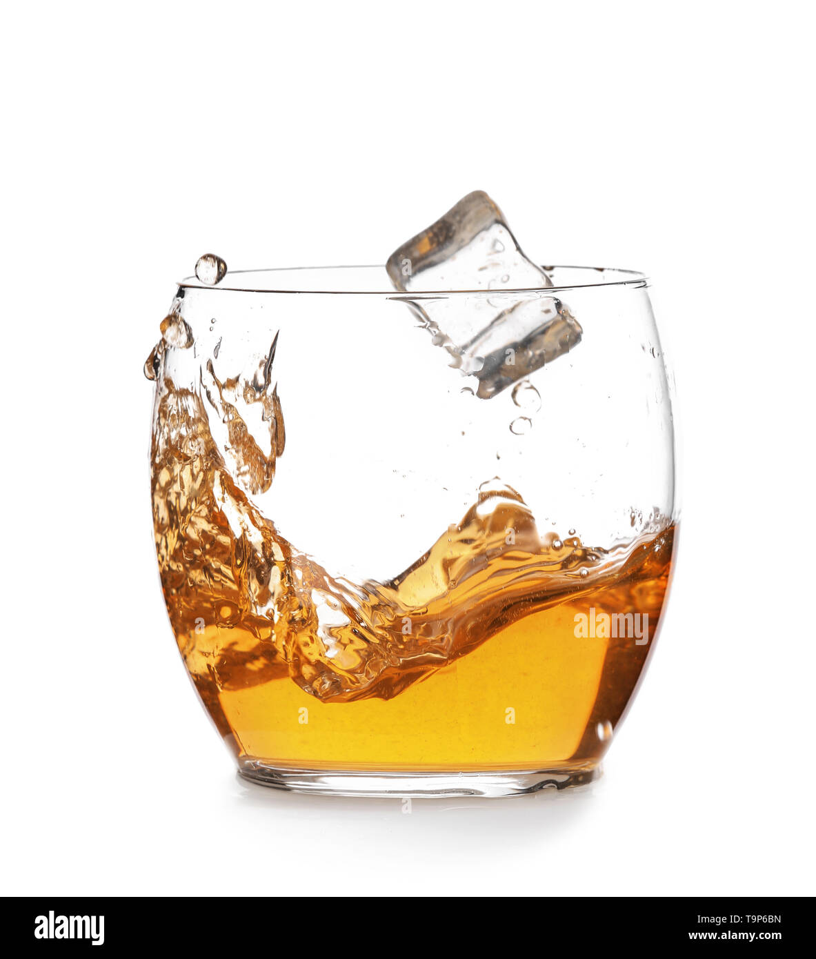Glas kalten Whiskey mit Spritzern auf weißem Hintergrund Stockfoto