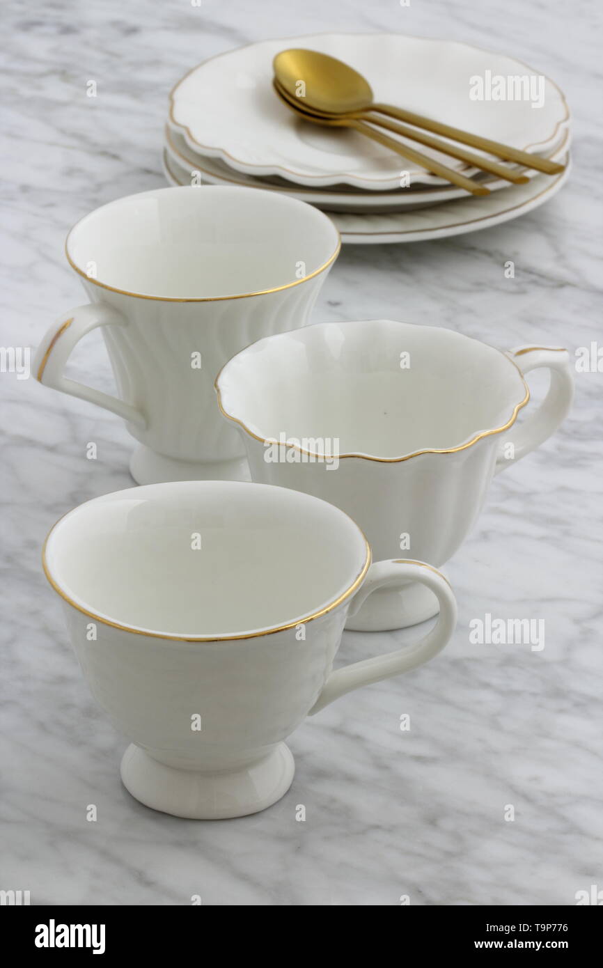 Trendy und schöne antike Porzellan Tee Tassen auf Carrara Marmor tisch Stil  Stockfotografie - Alamy