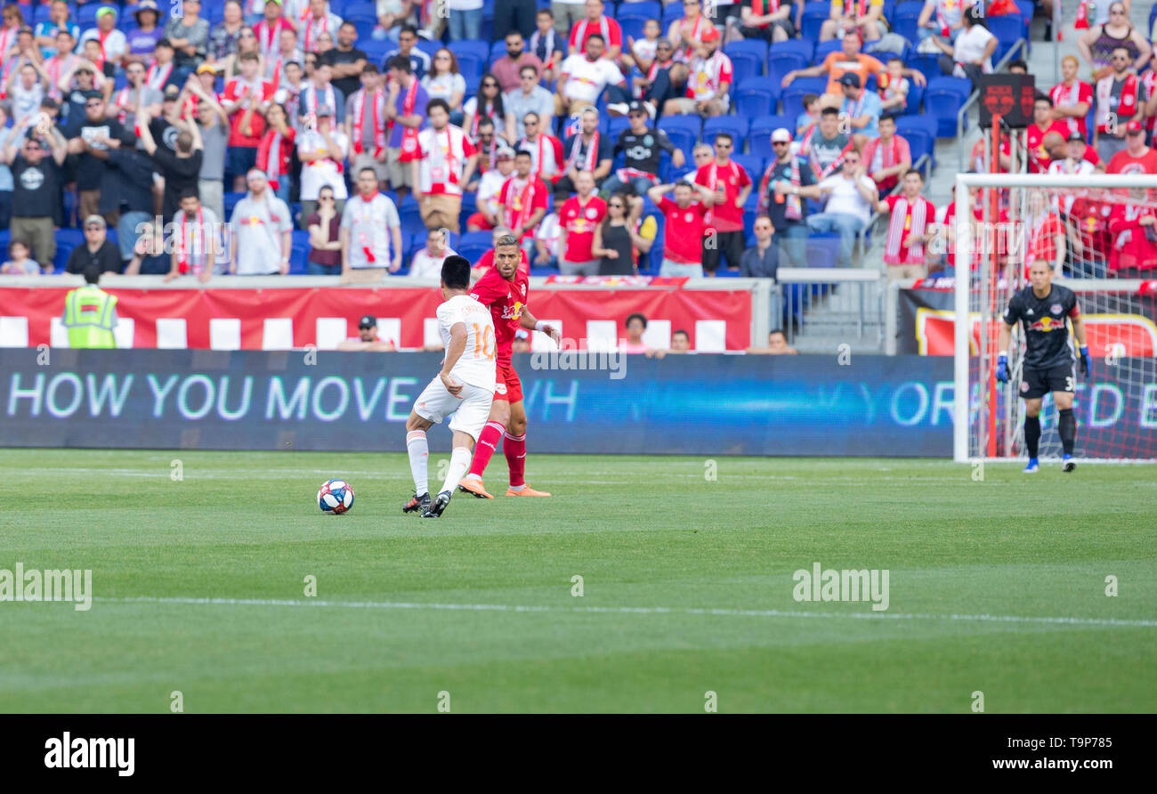 Harrison, NJ - 19. Mai 2019: Gonzalo Martinez (10) von Atlanta United FC steuert Kugel während der regelmäßigen MLS Spiel gegen Red Bulls bei Red Bull Arena, Red Bulls gewann 1 - 0 Stockfoto