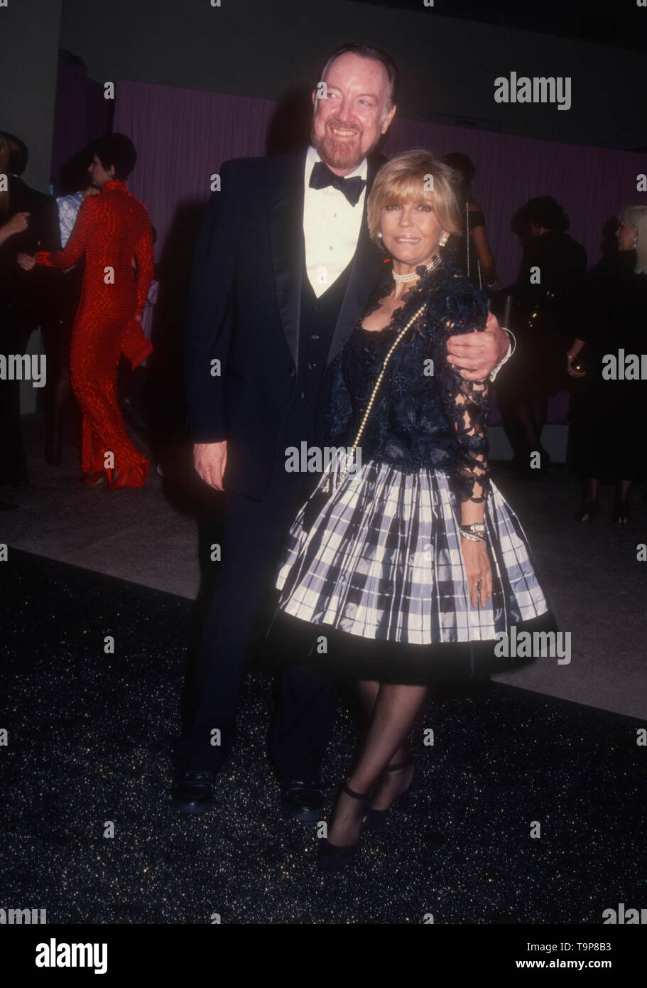 Westwood, Kalifornien, USA, 19. April 1994 Direktor Jack Haley jr. und Sängerin Nancy Sinatra teilnehmen 70. Geburtstag Party für Henry Mancini am 19. April 1994 an Pauley Pavillion an der UCLA in Westwood, Kalifornien, USA. Foto von Barry King/Alamy Stock Foto Stockfoto