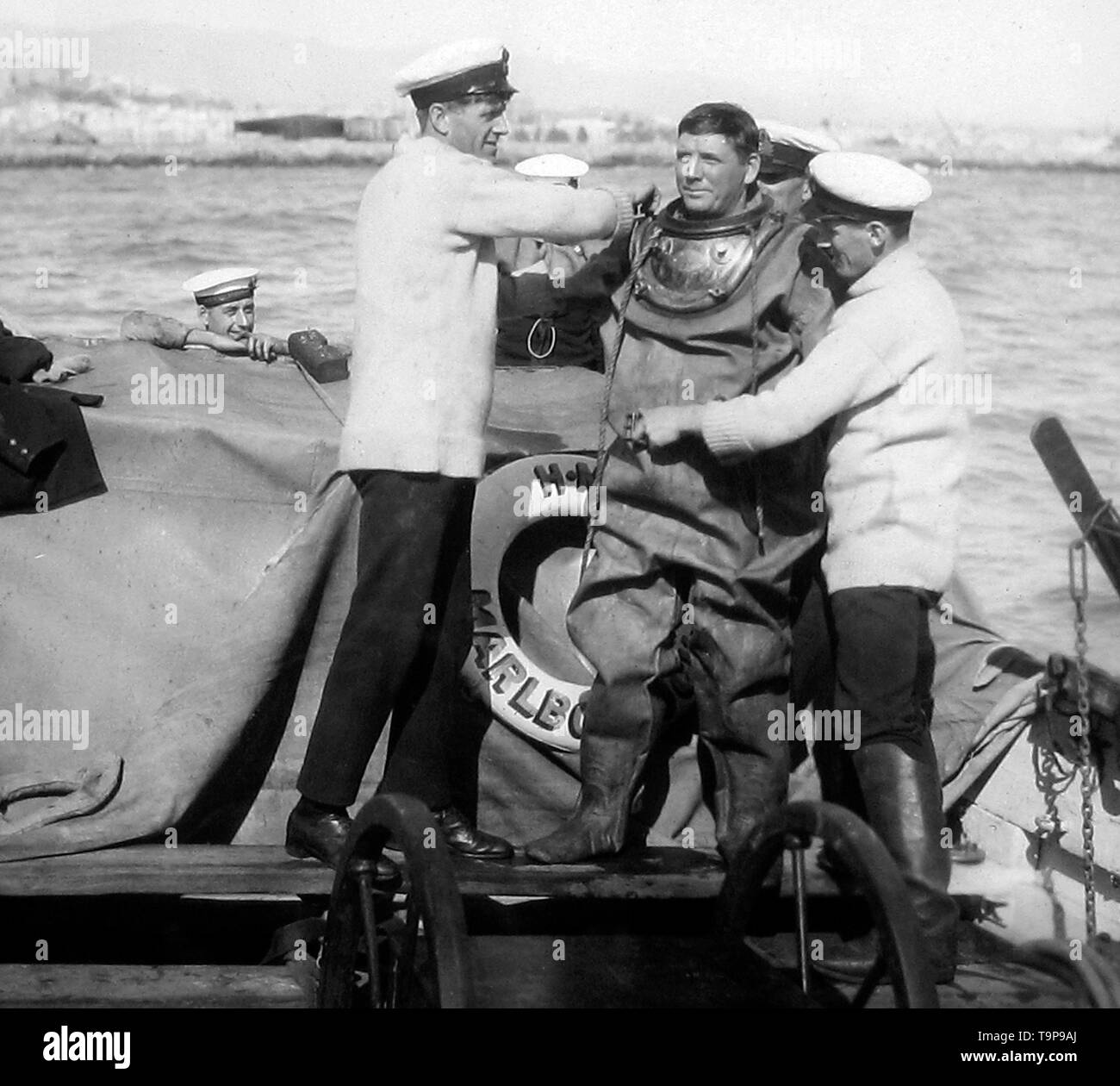 HMS Marlborough, Royal Navy, dressing ein Taucher Stockfoto