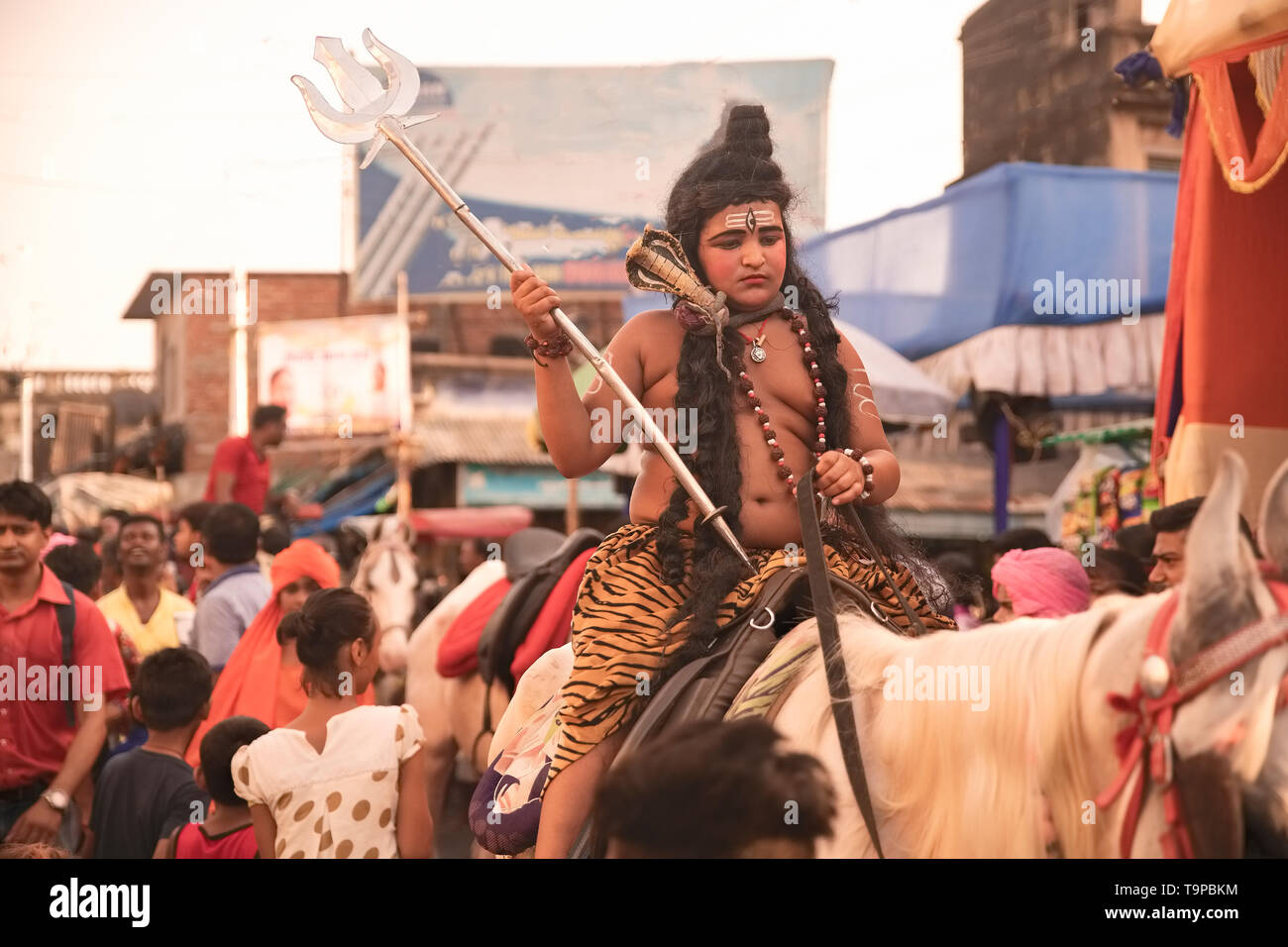 Bengalee, Jahresende, Prozession, von, Sangs (Clowns), Reiten, Junge, Lord Siva, Darstellung, Karneval, März, verschiedene, Kultur, in Kolkata, Indien. Stockfoto
