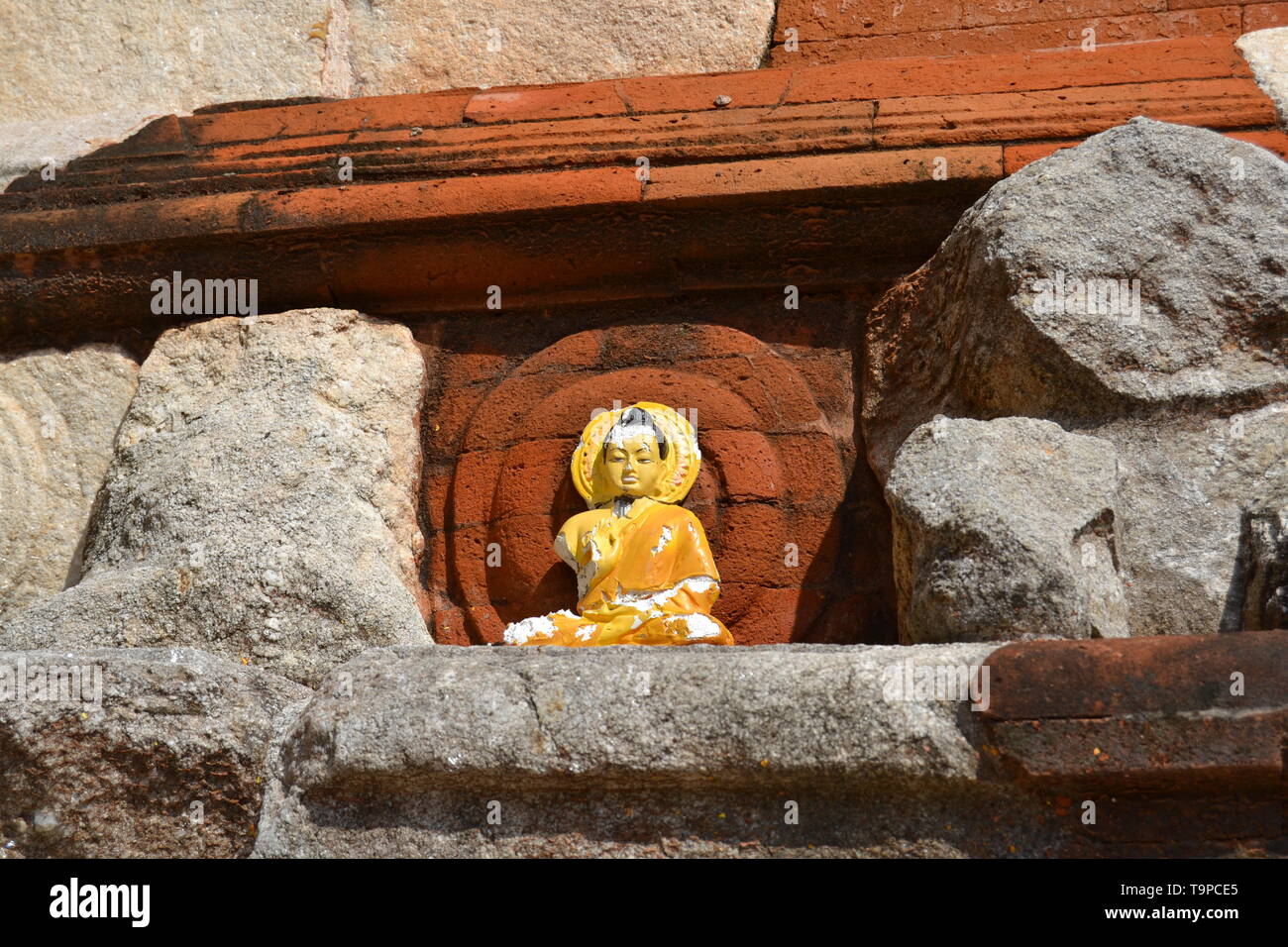 Little Buddha Figur an antiken Tempel in Sri Lanka Stockfoto