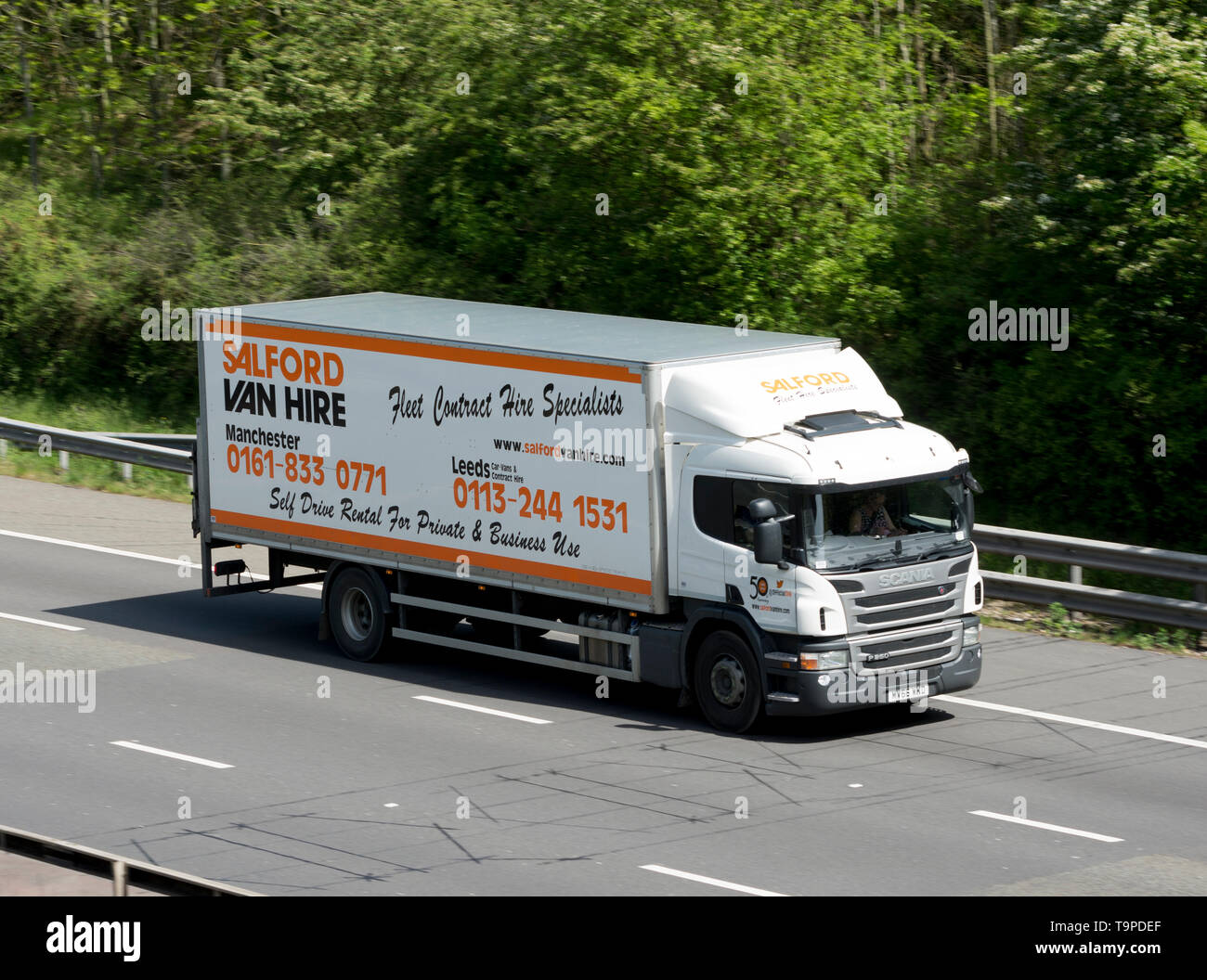 Salford Mietwagen Lkw auf die Autobahn M40, Warwickshire, Großbritannien Stockfoto