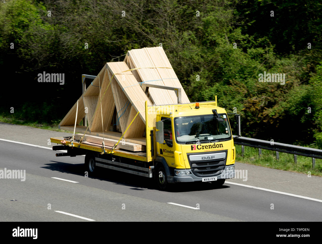 Ein Lkw, die Holzerzeugnisse auf die Autobahn M40, Warwickshire, Großbritannien Stockfoto