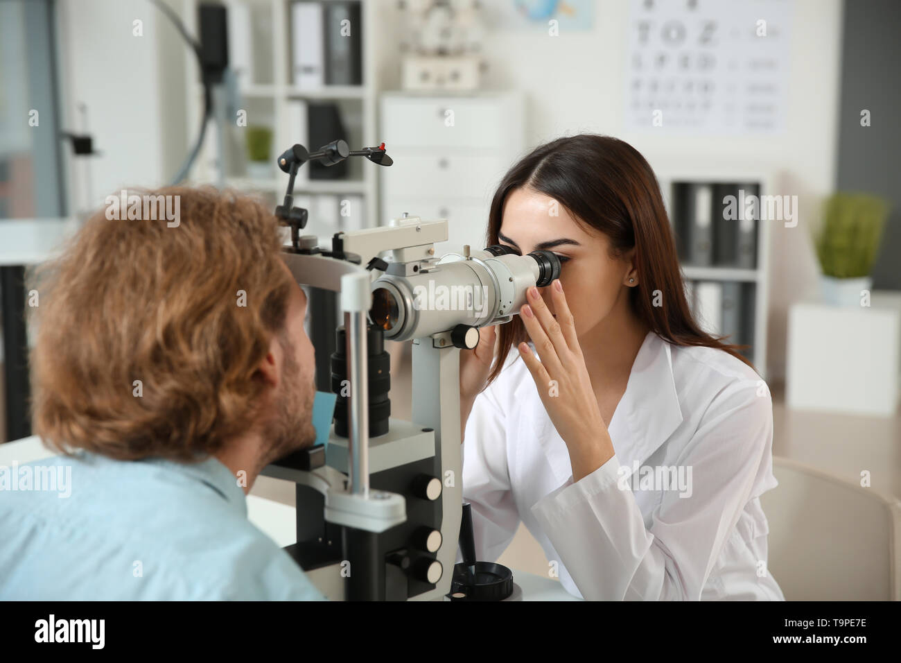 Augenarzt Untersuchung junger Mann in Klinik Stockfoto