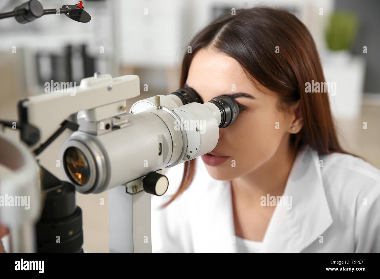 Weibliche Augenarzt in der Klinik arbeiten Stockfoto