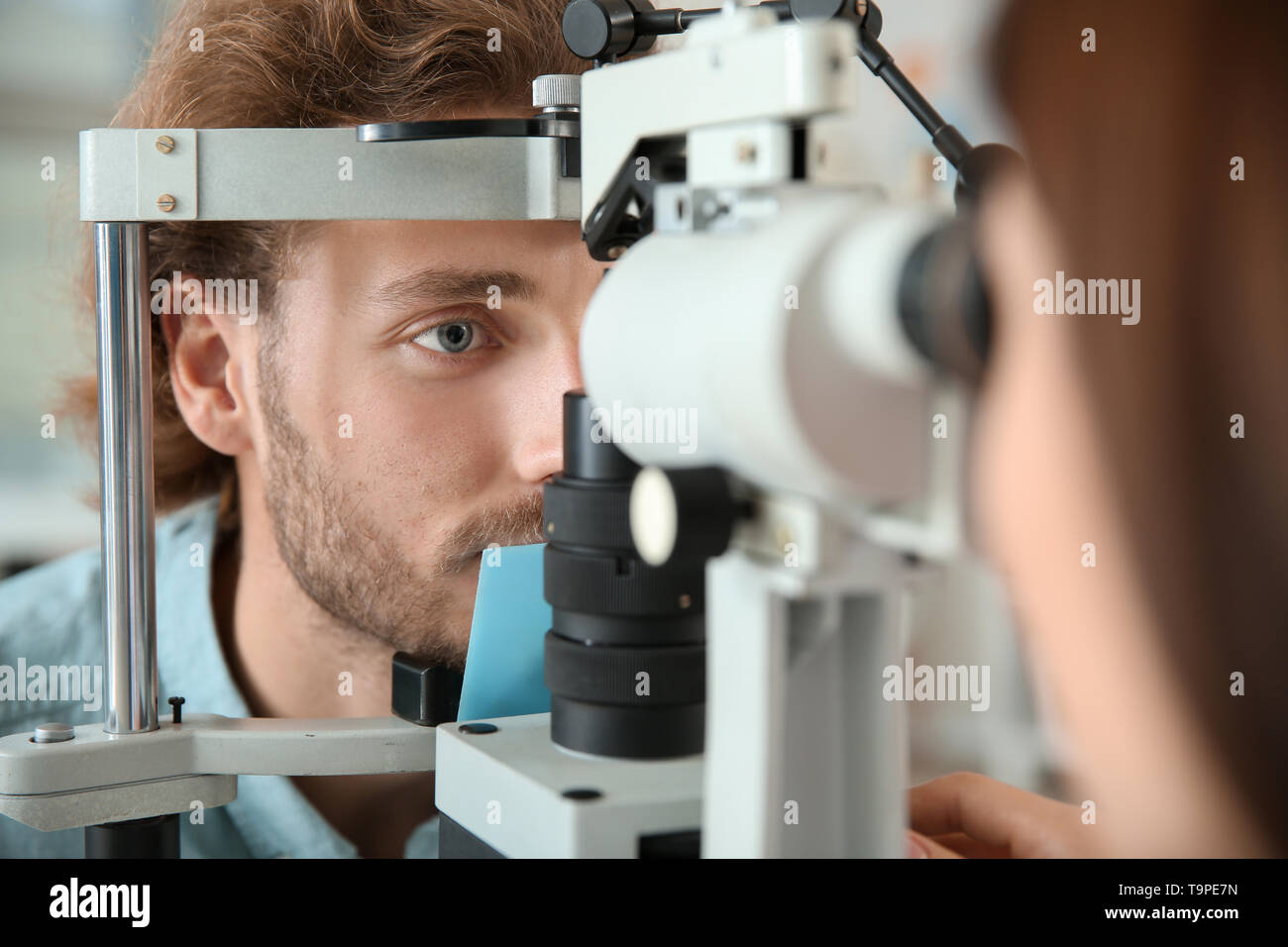 Mann Besuch Augenarzt in der Klinik Stockfoto