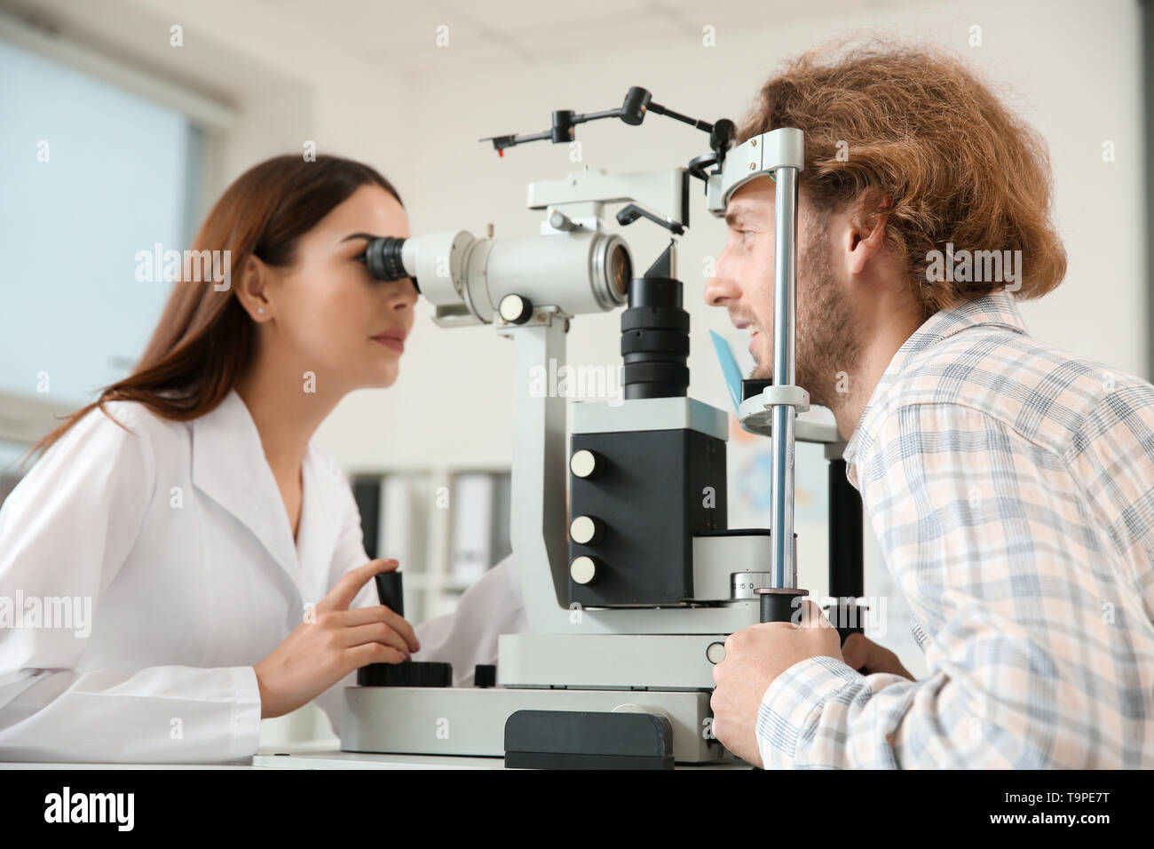 Augenarzt Untersuchung junger Mann in Klinik Stockfoto