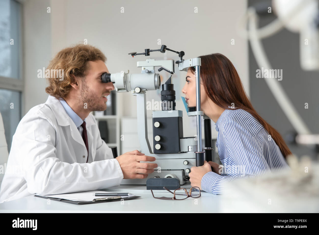 Augenarzt untersuchen junge Frau in der Klinik Stockfoto