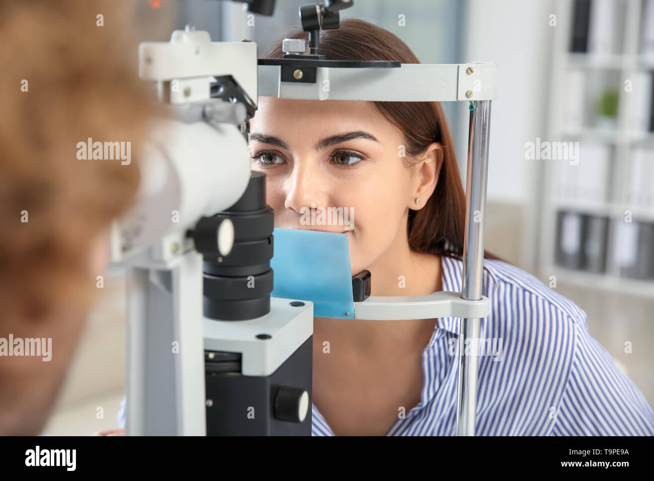 Junge Frau, Augenarzt in der Klinik Stockfoto