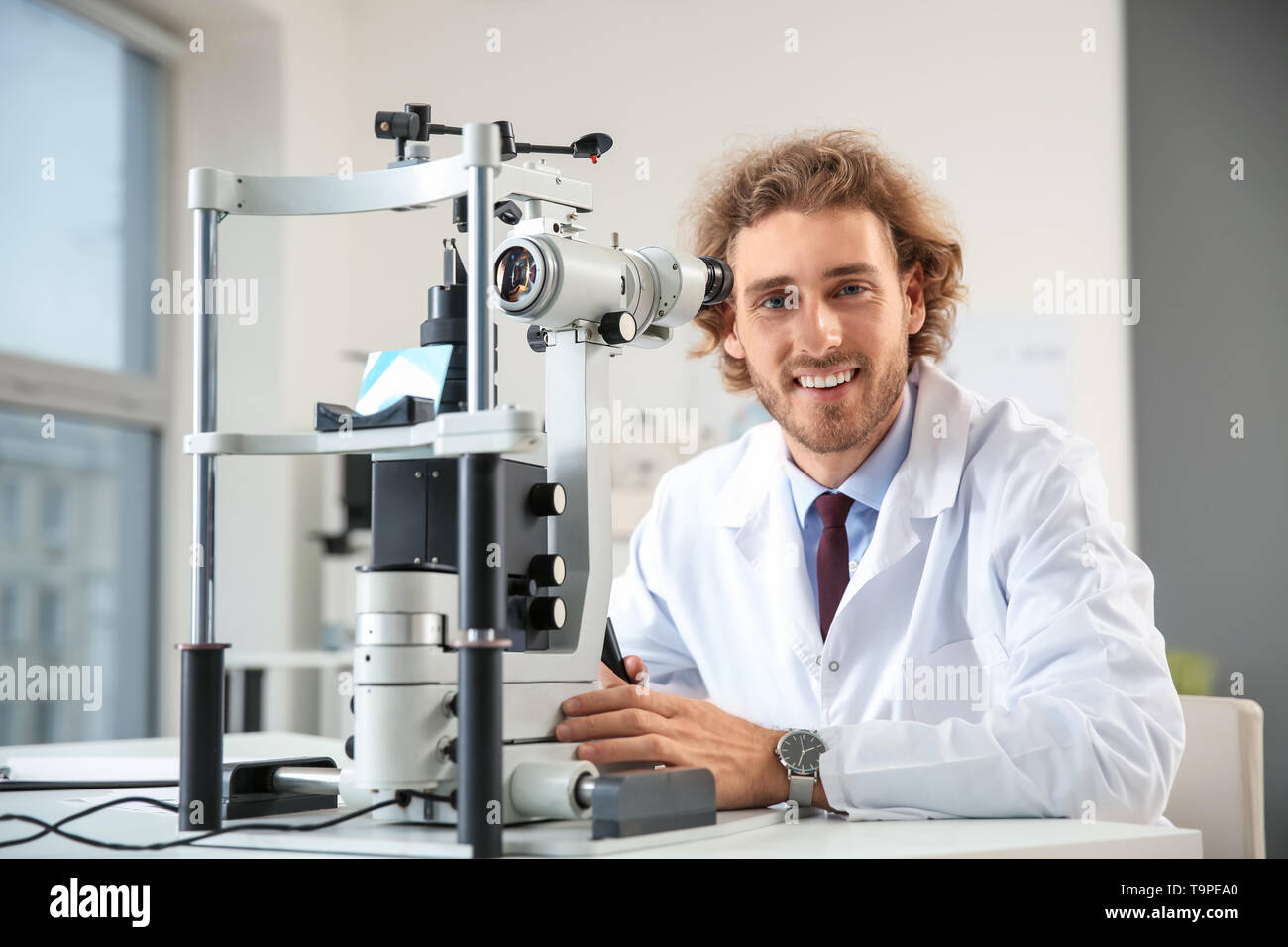 Porträt der jungen Augenarzt im Büro Stockfoto