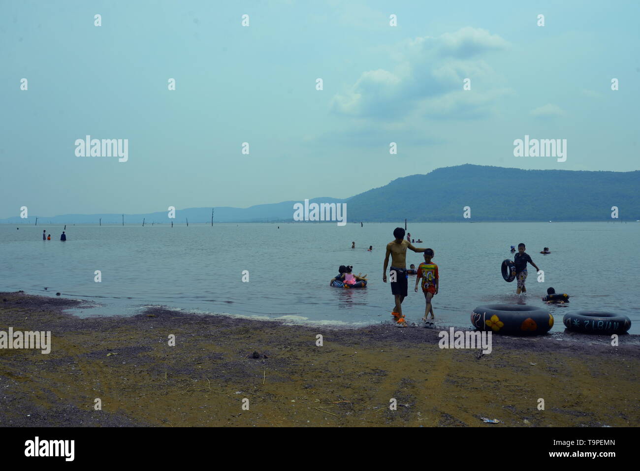 Die badegäste an einem See, pasakdek Stockfoto