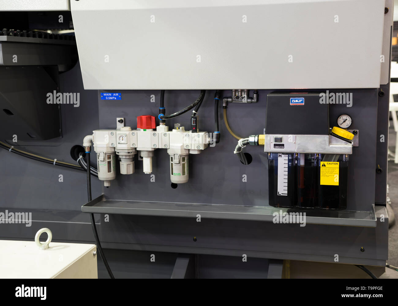 Luftregler und Schmieröltank für CNC-Maschine Stockfoto