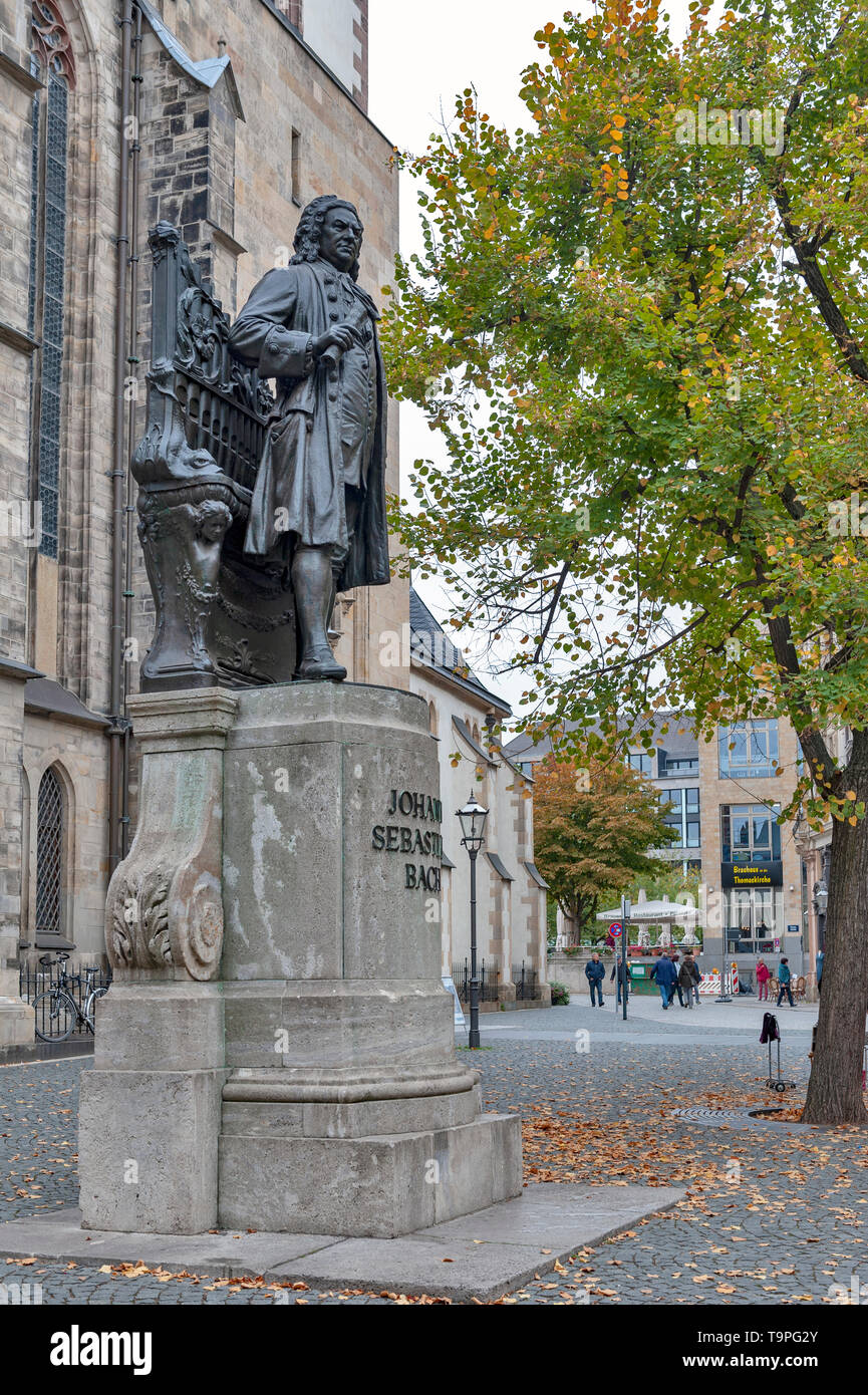 Leipzig, Deutschland - Oktober 2018: die Statue von Johann Sebastian Bach, weltberühmten Komponisten, bei St. Thomas Kirche in Leipzig, Deutschland Stockfoto