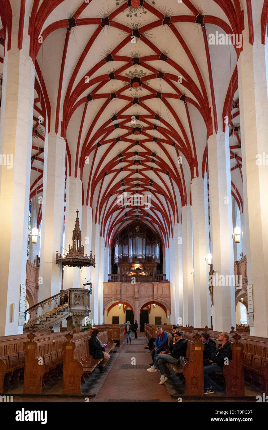 Leipzig, Deutschland - Oktober 2018: Innenraum von St. Thomas Kirche (Thomaskirche), eine evangelische Kirche in Leipzig, Deutschland Stockfoto