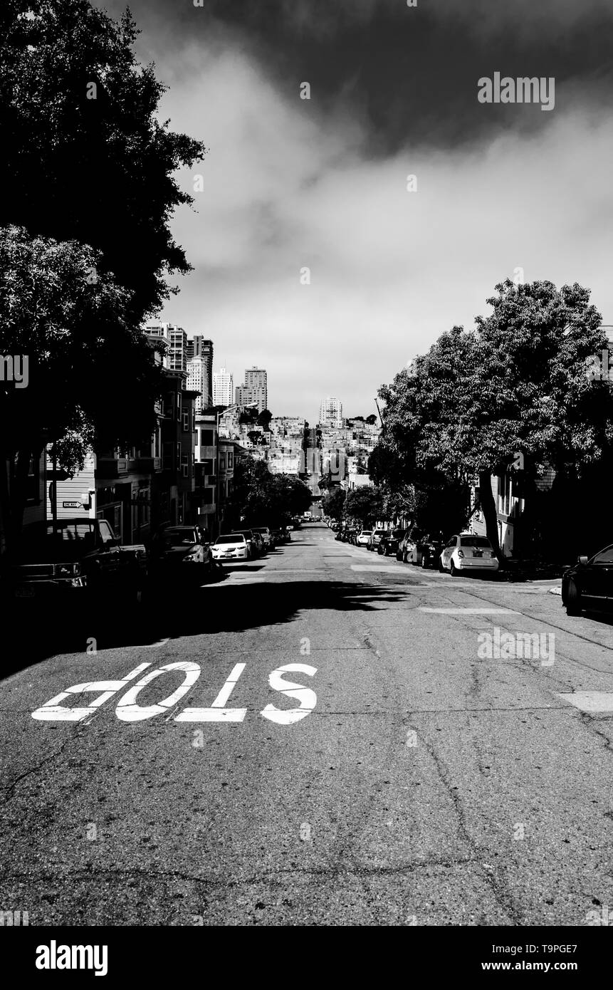 Schwarze und Weiße Streetview auf der Lombard Street Stockfoto