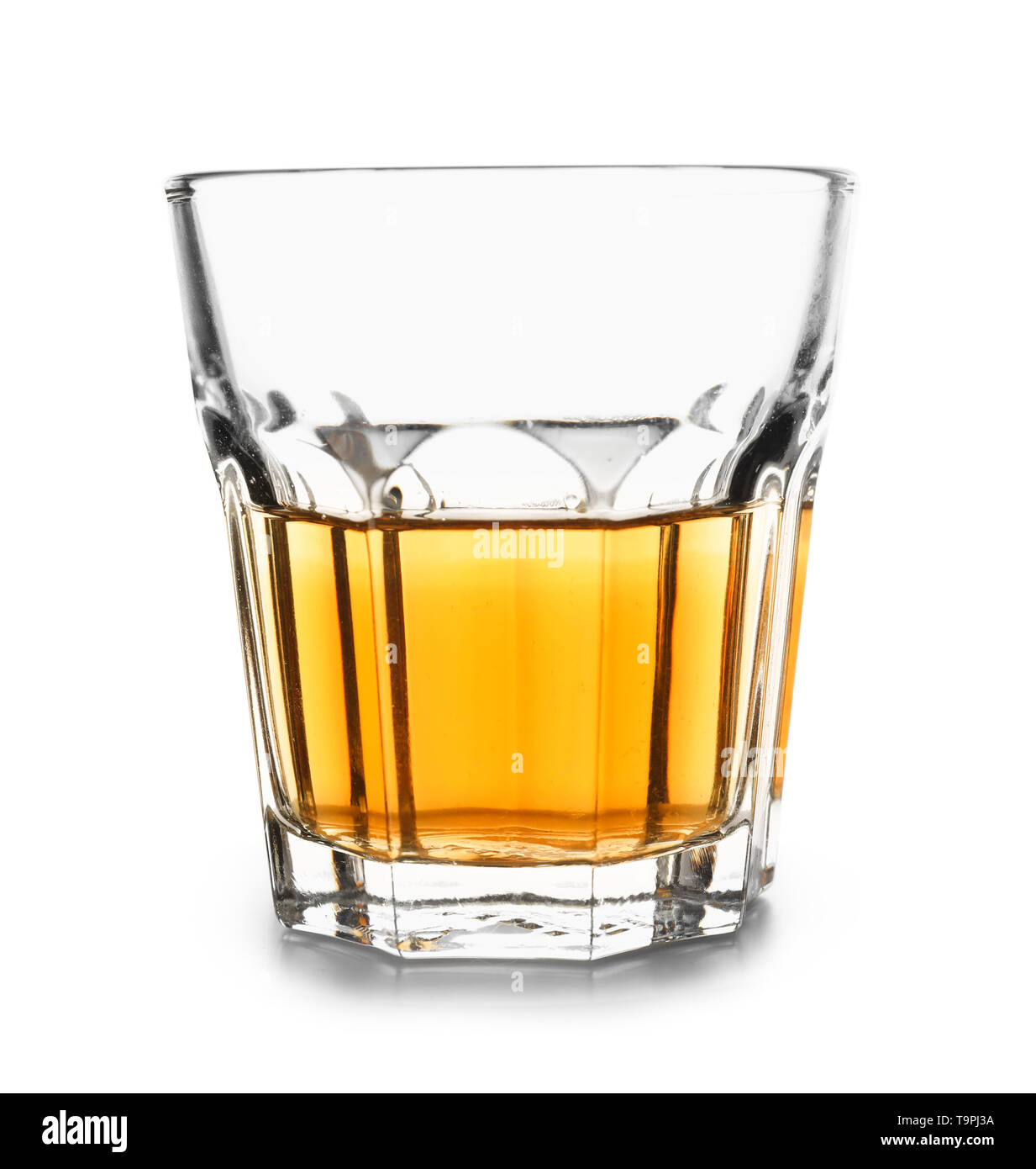 Glas Whiskey auf weißem Hintergrund Stockfoto