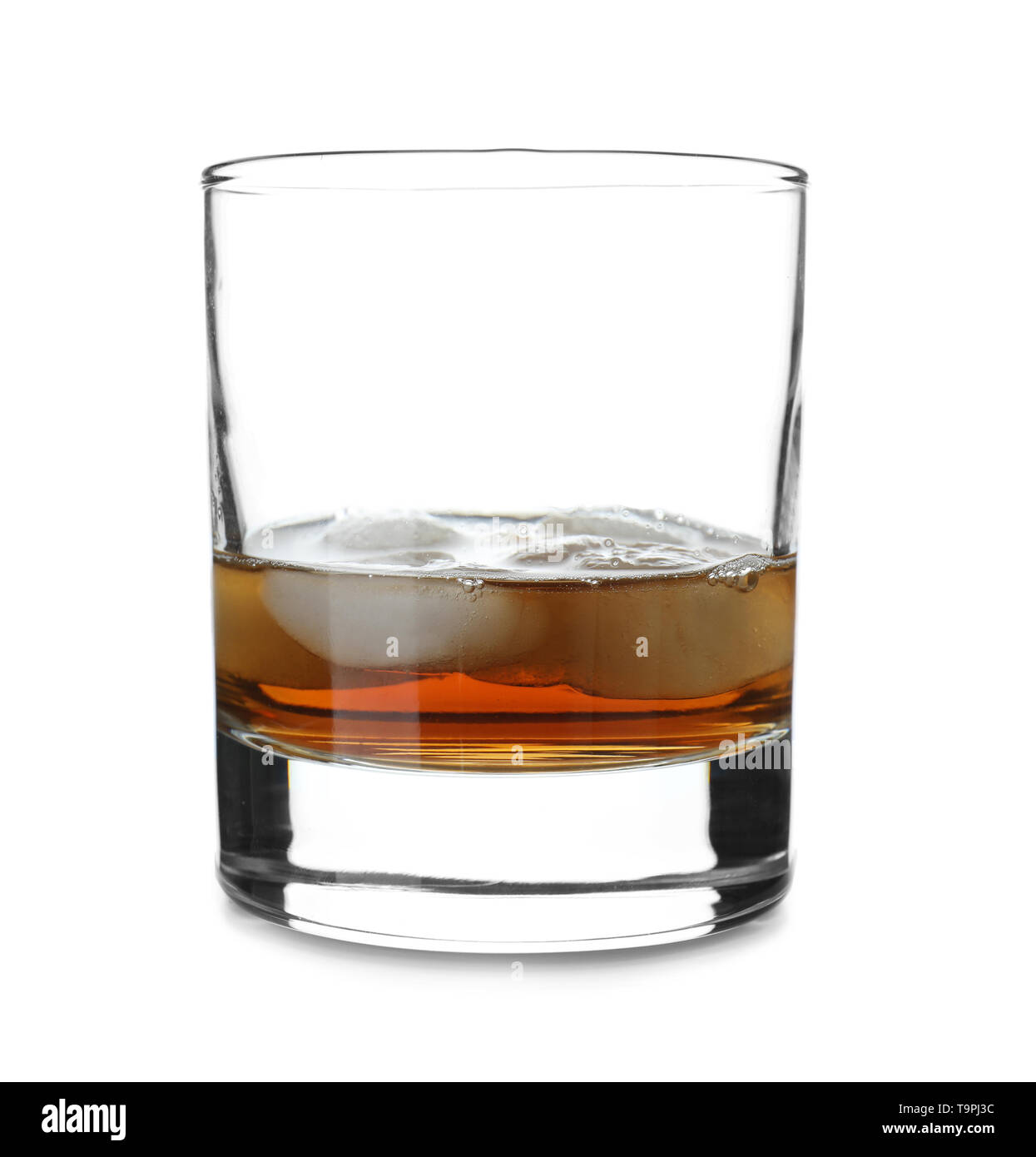Glas Whiskey auf weißem Hintergrund Stockfoto