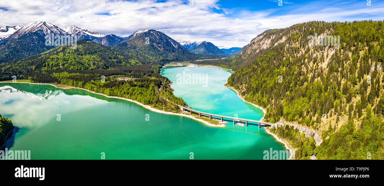 Erstaunliche Brücke über die Akkumulation See Sylvenstein, Oberbayern. Luftaufnahme. Mai, Deutschland Stockfoto