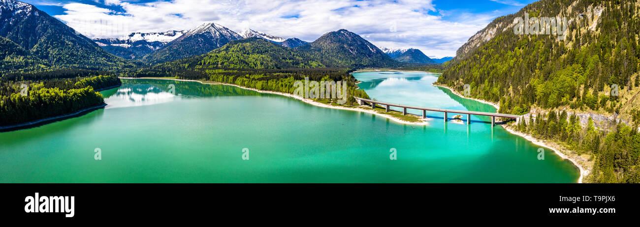 Erstaunliche Brücke über die Akkumulation See Sylvenstein, Oberbayern. Luftaufnahme. Mai, Deutschland Stockfoto