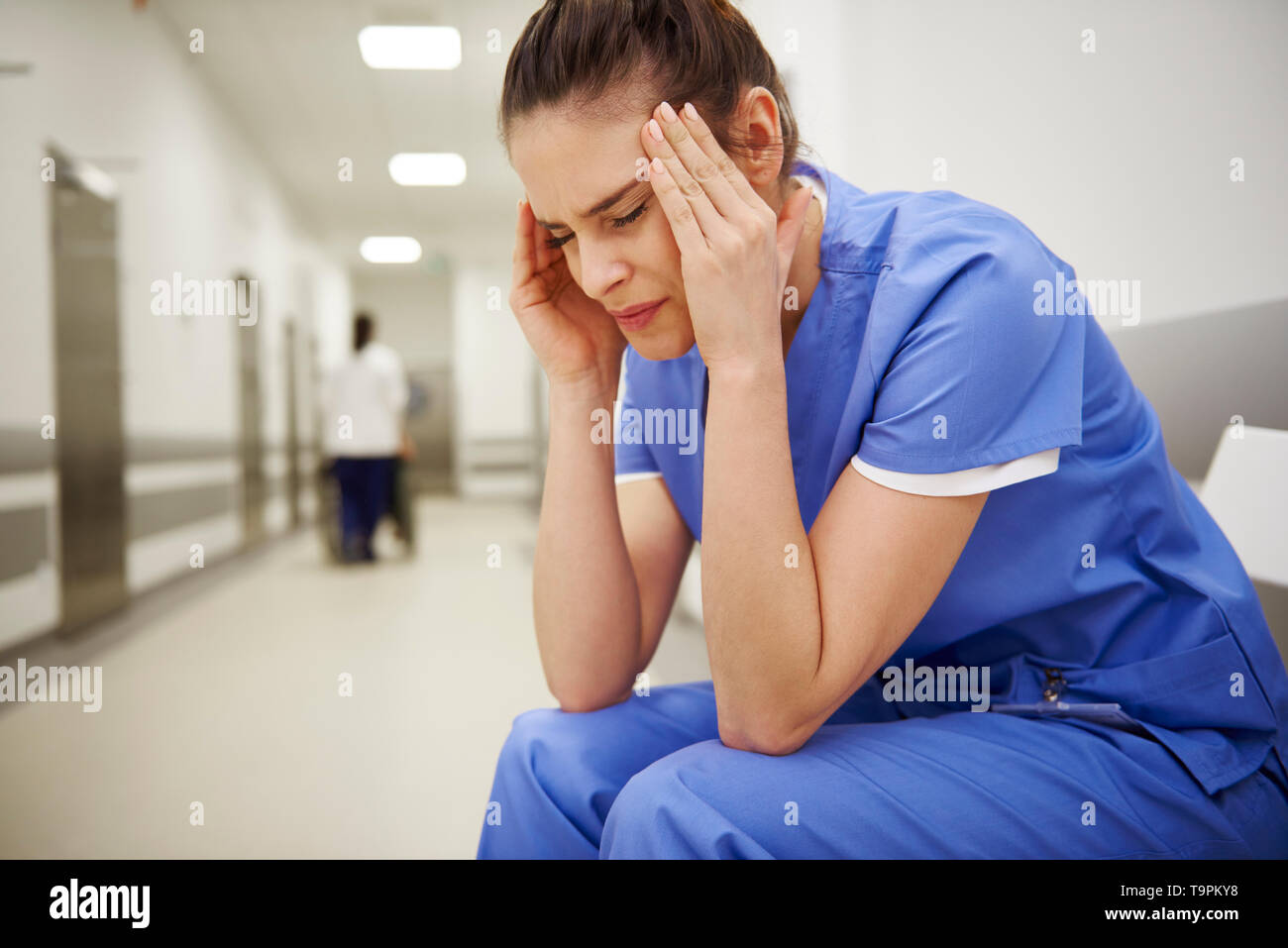 Mude Arzt Leiden Unter Kopfschmerzen Stockfoto Bild 246975660
