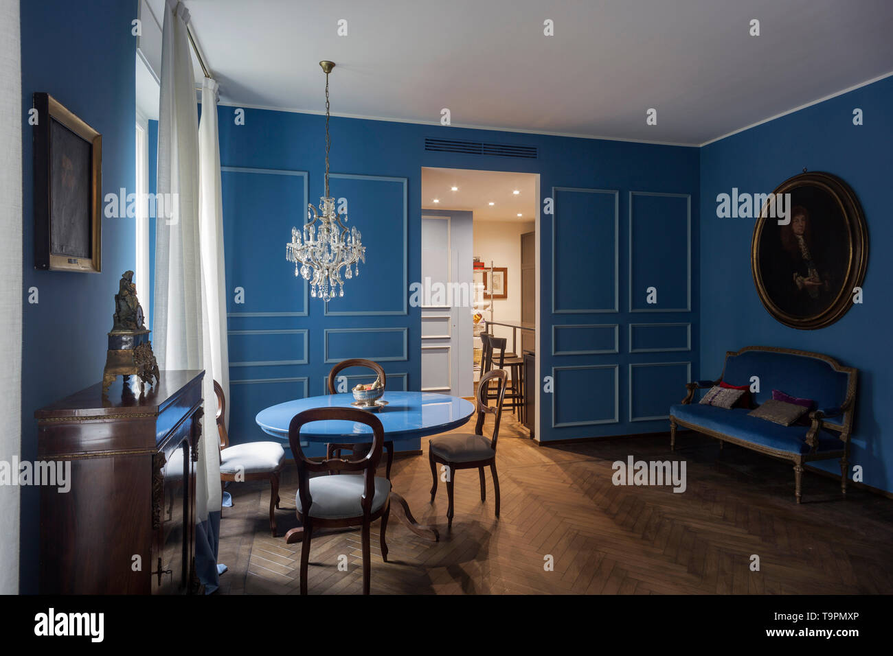 Elegantes Wohnzimmer in einer privaten Wohnung in Mailand mit blauen Wänden, Italien. Stockfoto