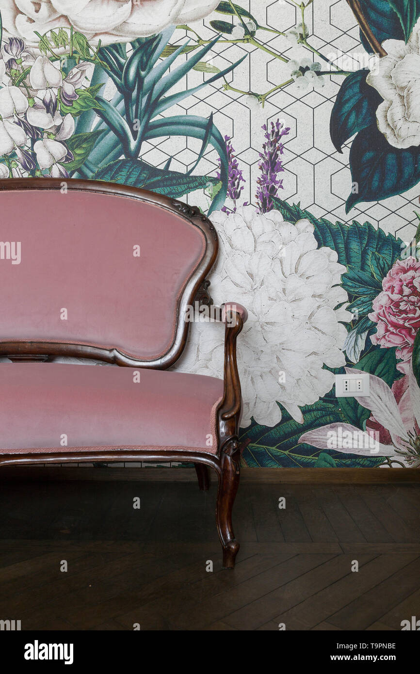 Interieur mit einem Sofa mit einem Tapete Wand Stockfoto