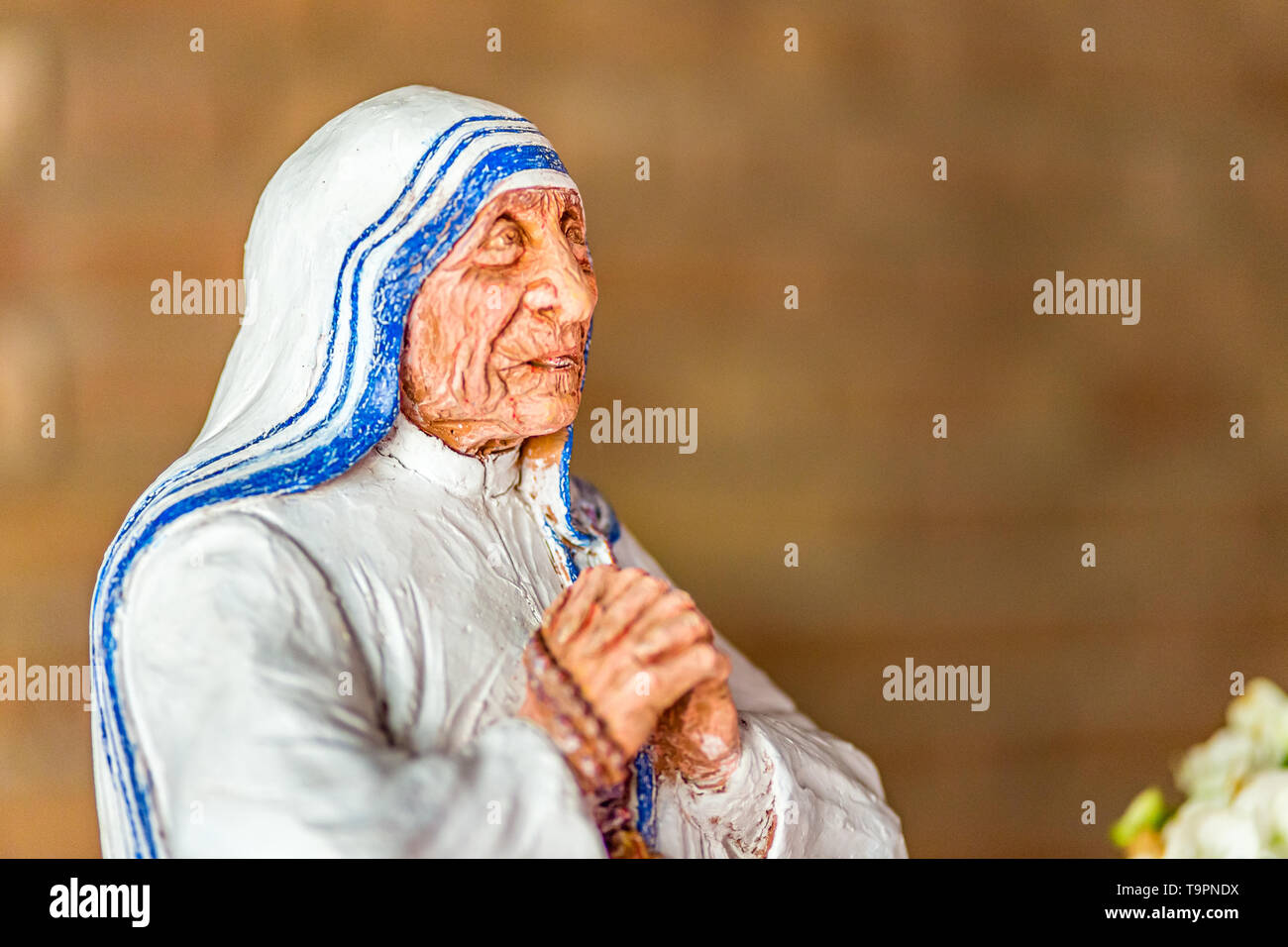 SAN BERNARDINO (RA), Italien - 20. MAI 2019: Sonne ist enlighetning die Statue des Heiligen Mutter Teresa von Kalkutta in Pfarrkirche beten Stockfoto