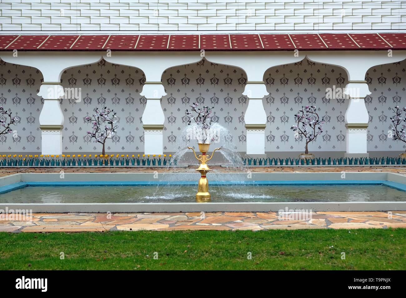 Der traditionellen persischen Design des persischen Palast mit gestrichenen Wänden, Fliesen und Türen, Attraktion im Freizeitpark mit Fakir auf einem fliegenden Teppich. Du Stockfoto