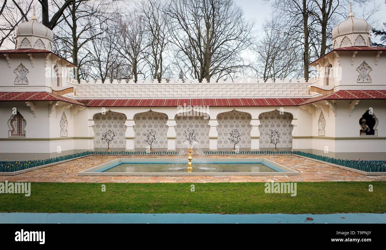 Der traditionellen persischen Design des persischen Palast mit gestrichenen Wänden, Fliesen und Türen, Attraktion im Freizeitpark mit Fakir auf einem fliegenden Teppich. Du Stockfoto