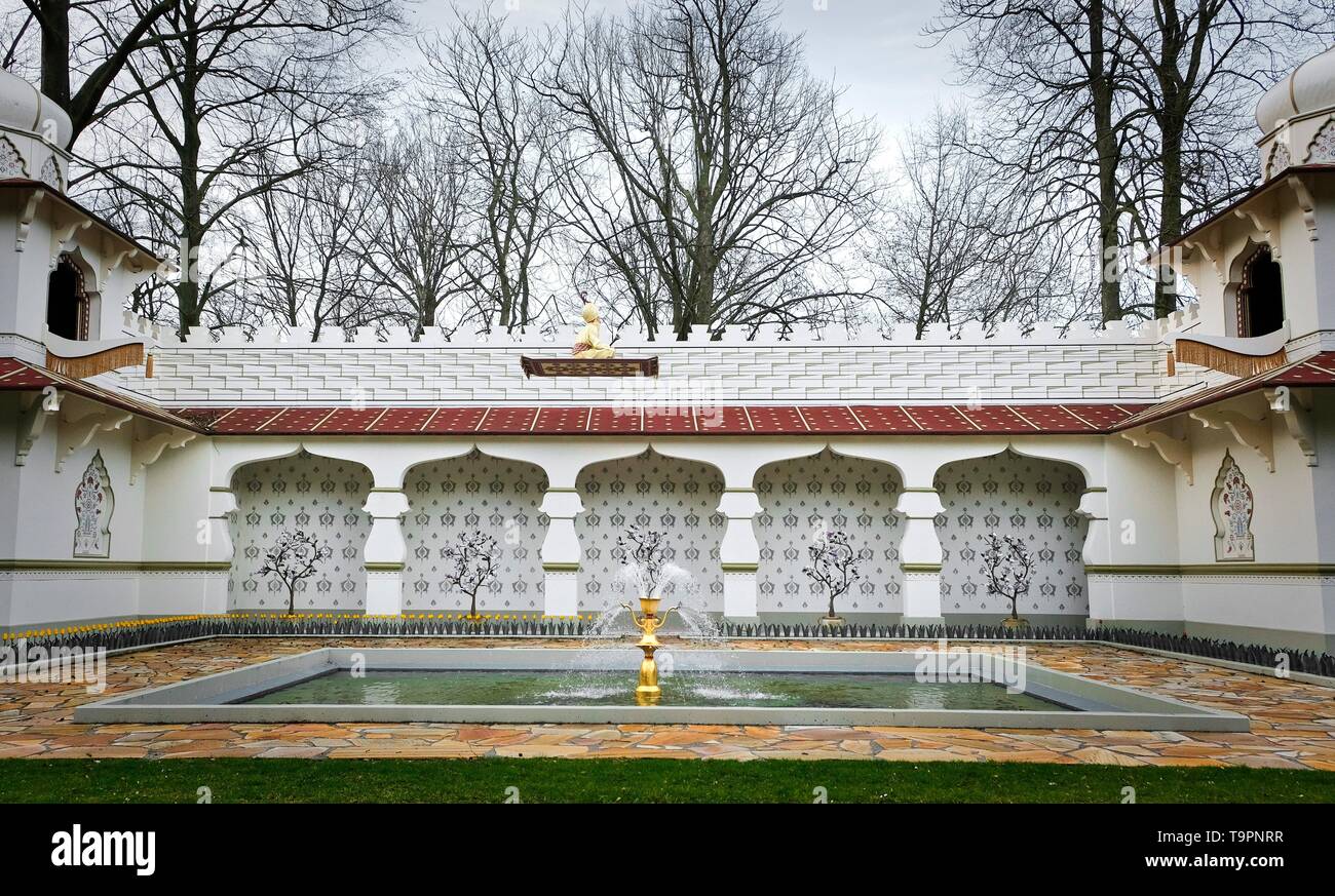 Der traditionellen persischen Design des persischen Palast mit gestrichenen Wänden, Fliesen und Türen, Attraktion im Freizeitpark mit Fakir auf einem fliegenden Teppich. Du Stockfoto