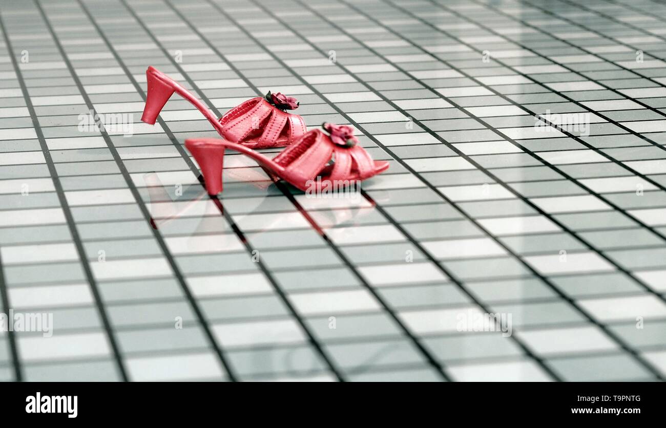 Red womans Tanz Schuhe auf ein Glas Schachbrettmuster Platte. Ein Märchen  in Freizeitpark Efteling Duiksehoef, Kaatsheuvel, Niederlande  Stockfotografie - Alamy