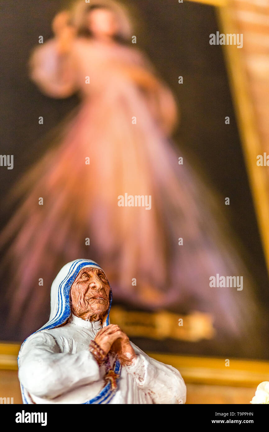 SAN BERNARDINO (RA), Italien - 20. MAI 2019: Sonne ist enlighetning die Statue des Heiligen Mutter Teresa von Kalkutta in Pfarrkirche beten mit einer unscharfen p Stockfoto