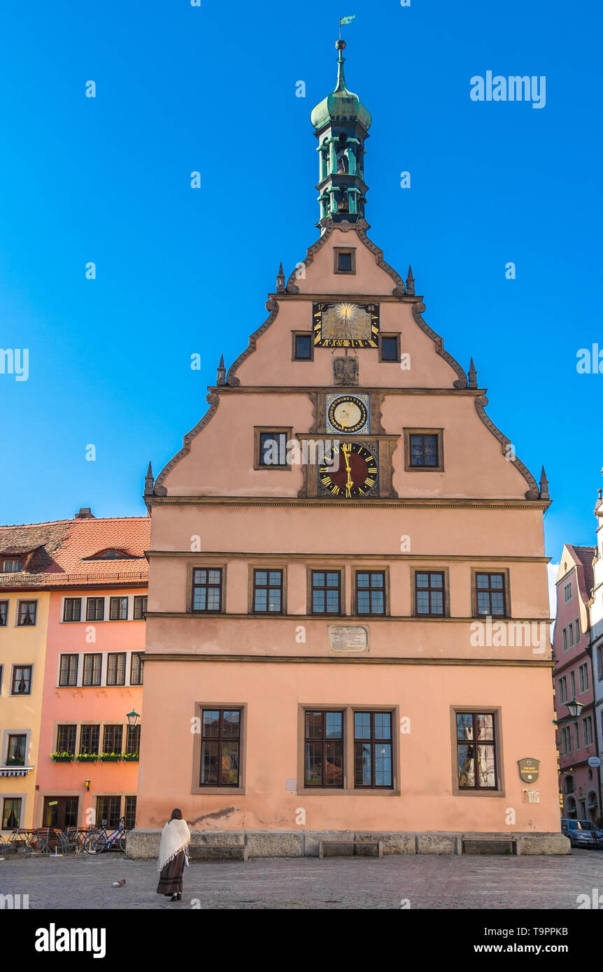 Perfekte Bild des berühmten Ratstrinkstube (durch den Stadtrat Taverne) in Rothenburg o.d. Tauber, Deutschland. Eine Frau vor der schönen Fassade bewundert... Stockfoto