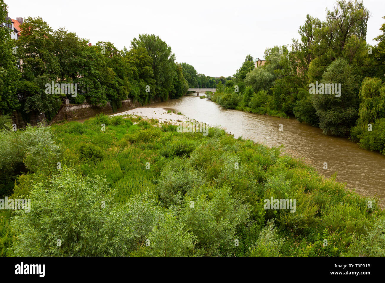 Isar fließt durch München, Deutschland Stockfoto