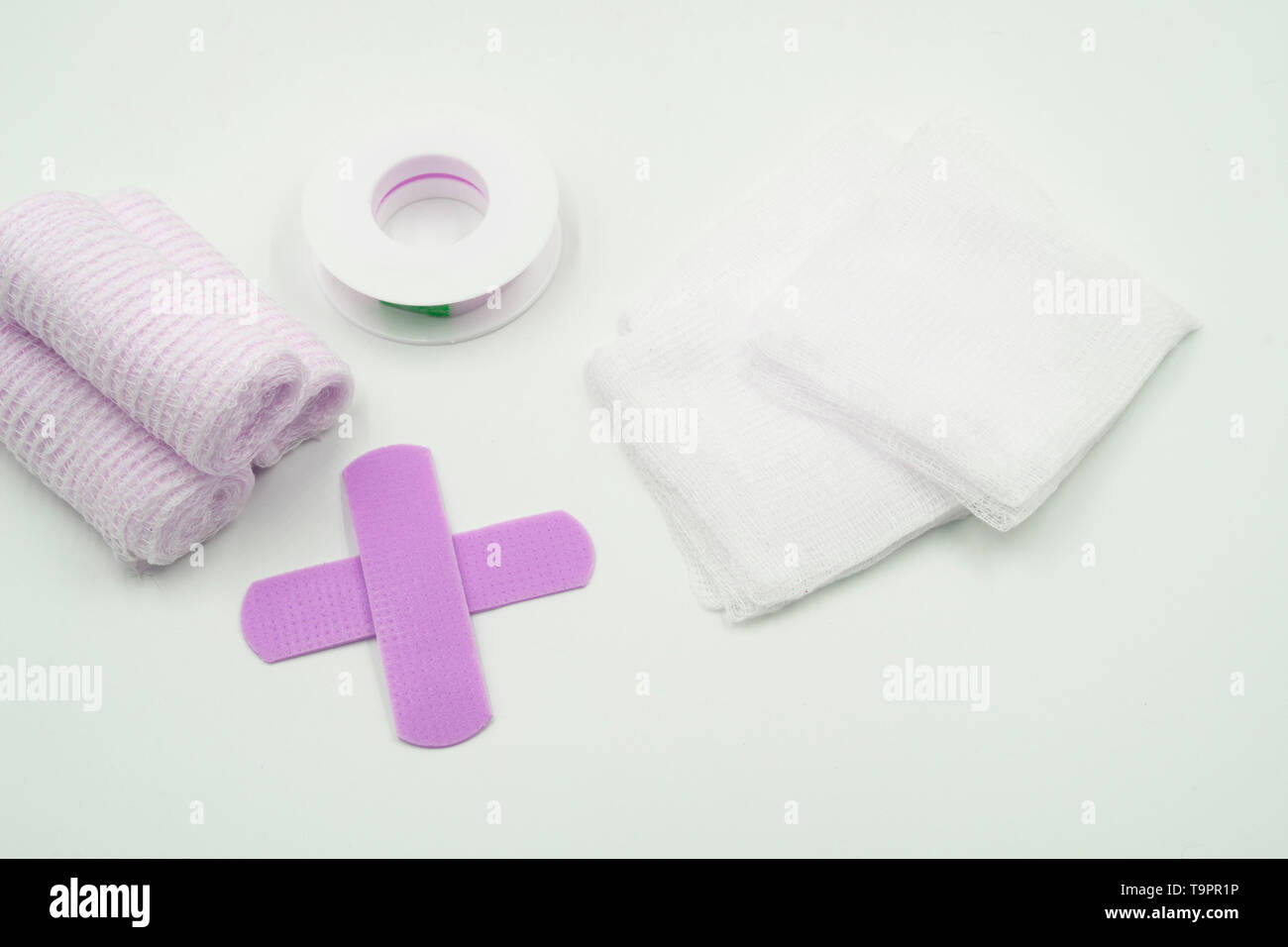 Emergency Kit Hintergrund. Produkte für die Primär heilen. Alkohol Sanitär, Bandagen, Bandagen und Medizin Netze. Pille, und Medizin Schere. Pharma Stockfoto