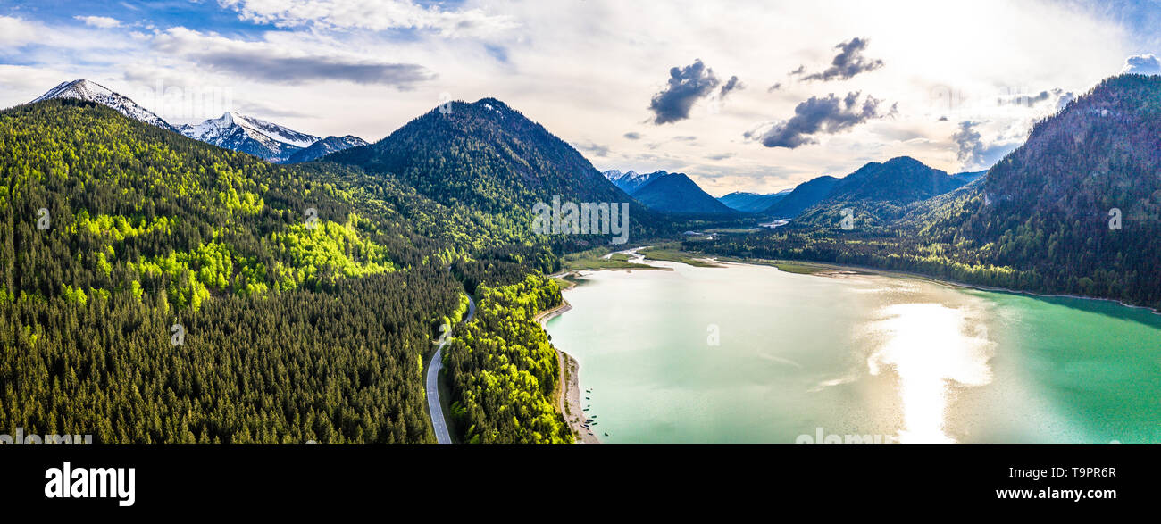 Unglaublich türkisfarbenen See Sylvenstein, Oberbayern. Luftaufnahme. Mai, Deutschland Stockfoto