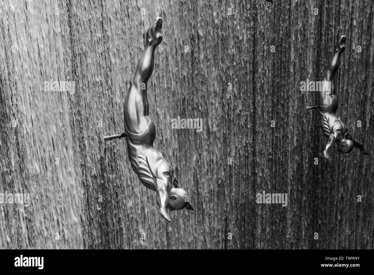 Die Dubai Mall Wasserfall hautnah. Dubai im Mai 2019 Stockfoto