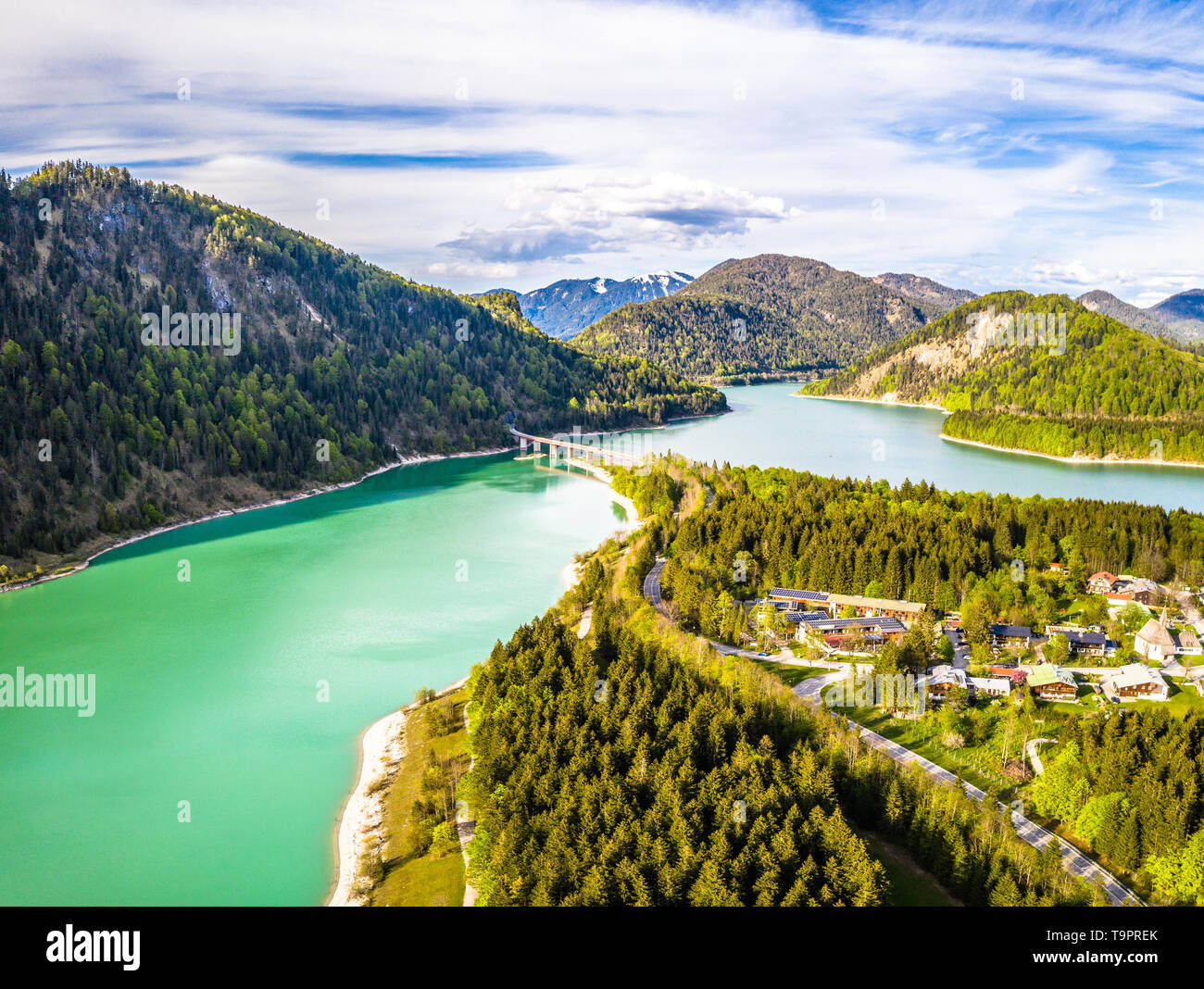 Erstaunliche Brücke über die Akkumulation See Sylvenstein, Oberbayern. Luftaufnahme. Mai, Deutschland Stockfoto