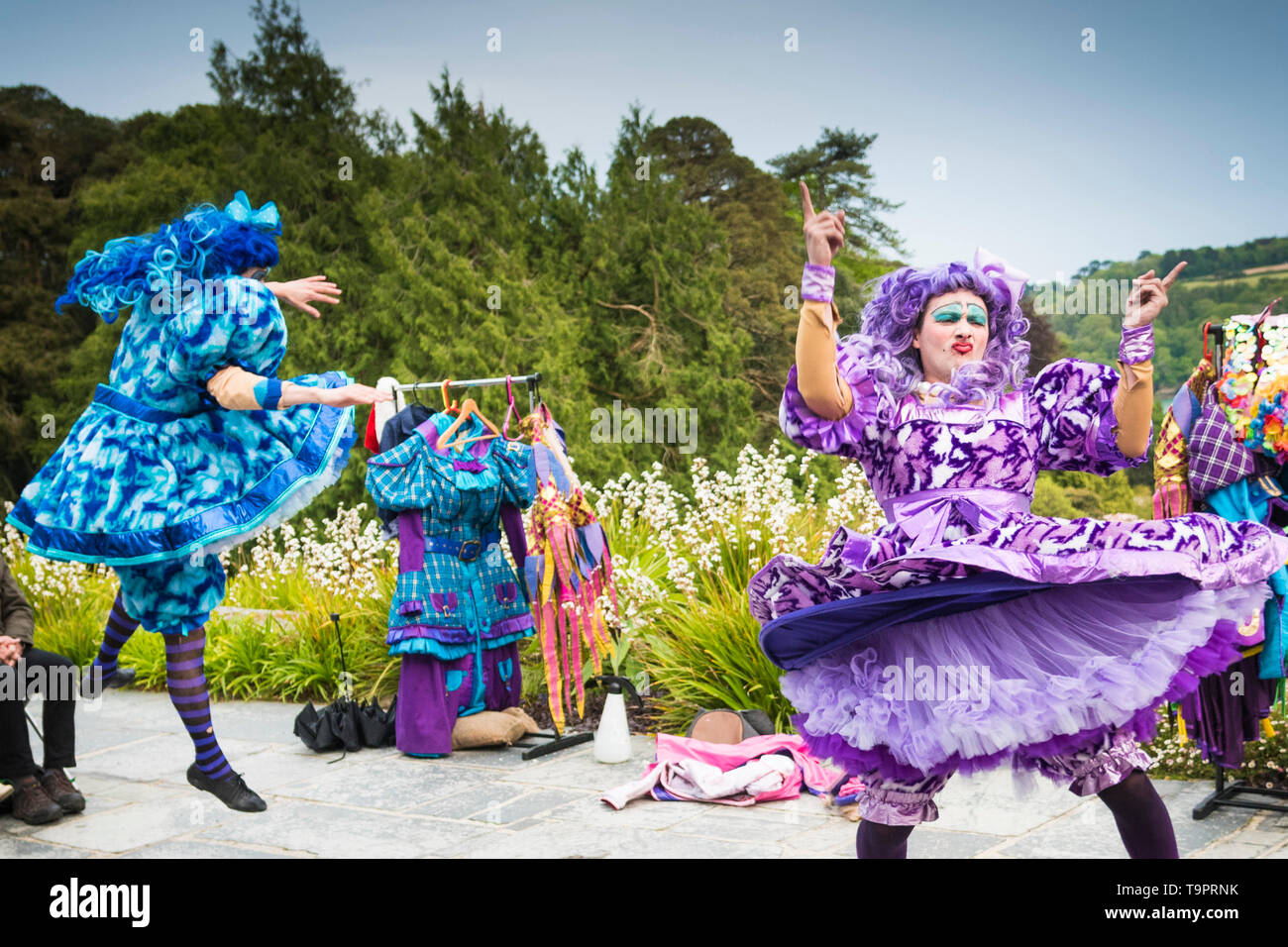Oh nein, das ist es nicht. Eine lebendige, bunte Theater Performance von LKT Produktionen am Theater Garten in Cornwall präsentiert. Stockfoto