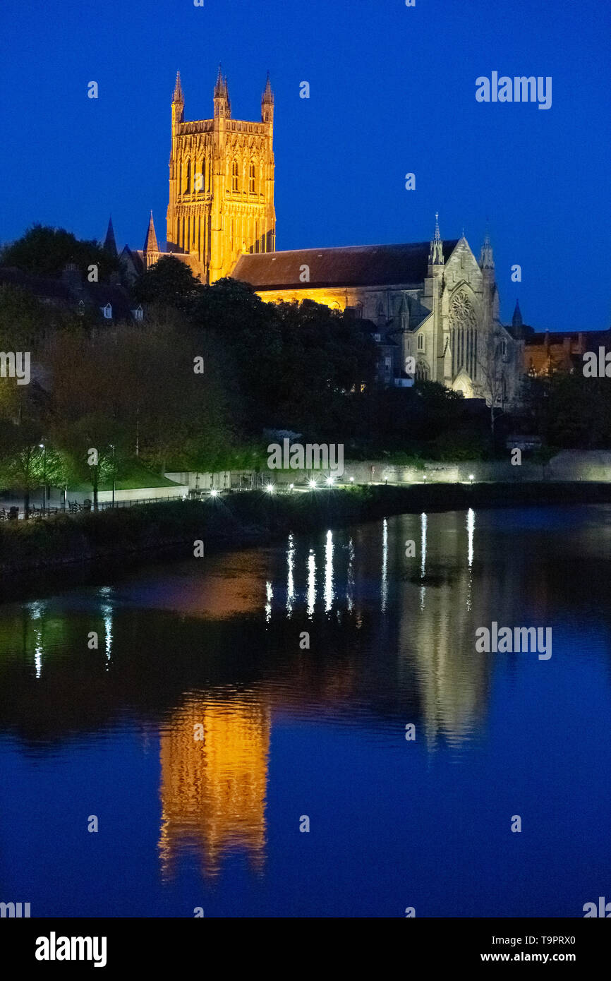 Worcester Dom bei Nacht, beleuchtet mit der Reflexion in den Fluss Severn, Worcester, Worcestershire, Großbritannien Stockfoto